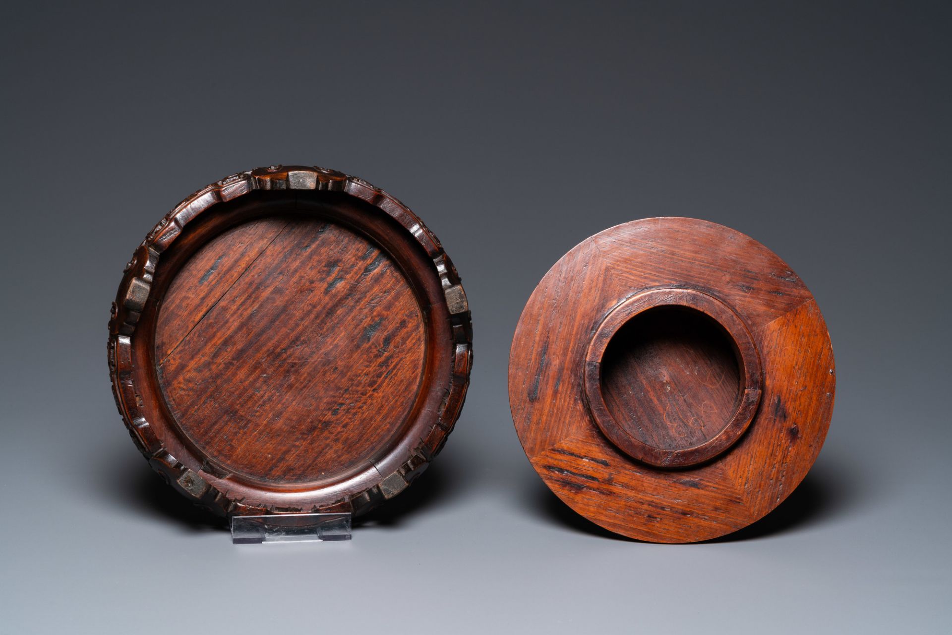 A Chinese famille verte vase and a famille rose vase with wooden cover and stand, 19th C. - Image 9 of 9