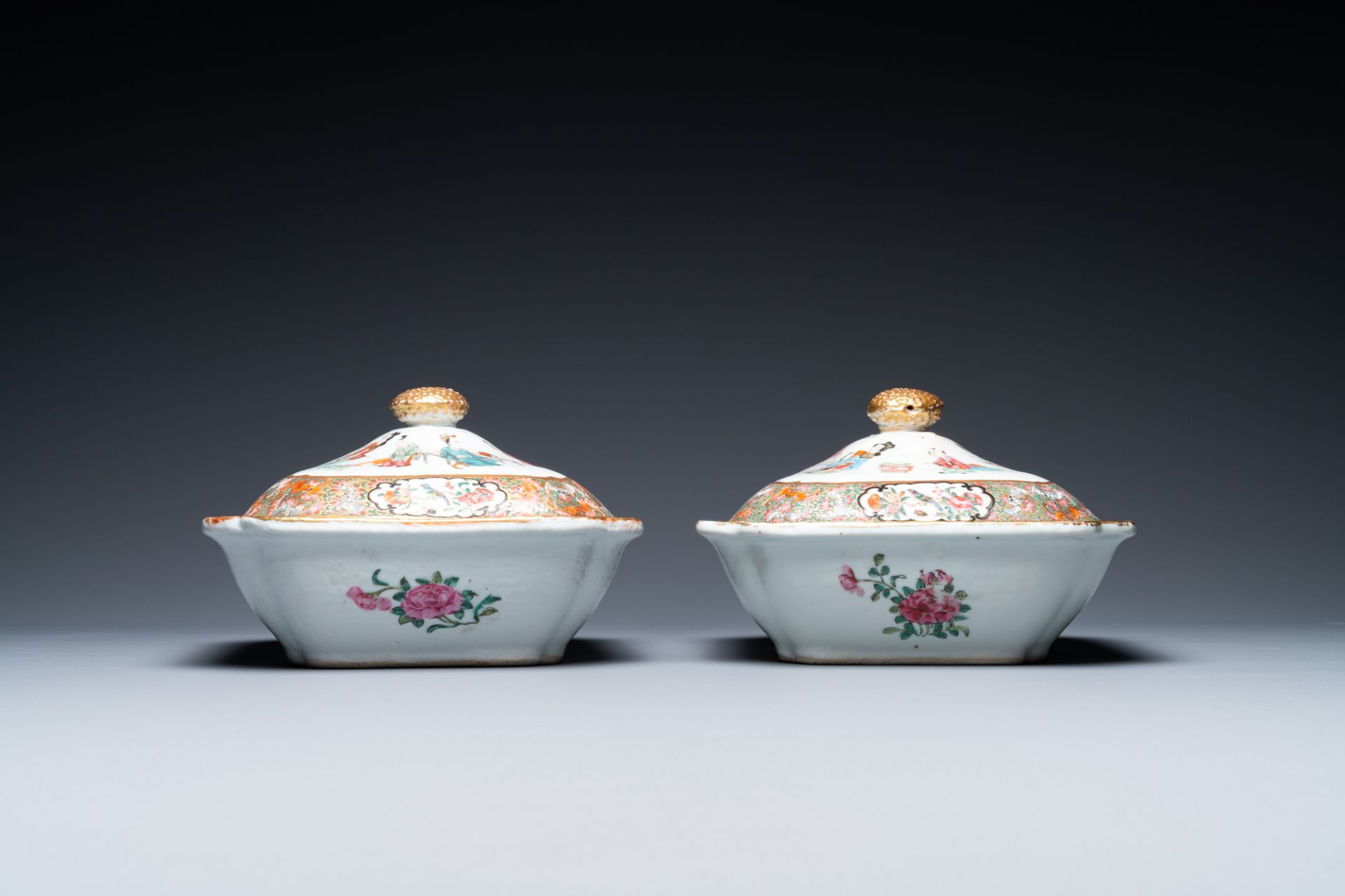 An extensive Chinese Canton famille rose dinner service, 19th C. - Image 38 of 48