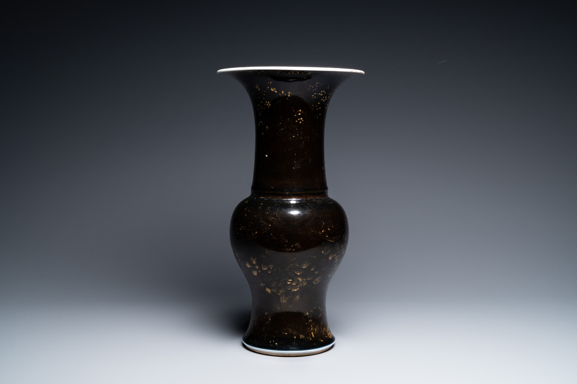A Chinese monochrome black 'yenyen' vase with traces of gilding, Kangxi - Image 4 of 6