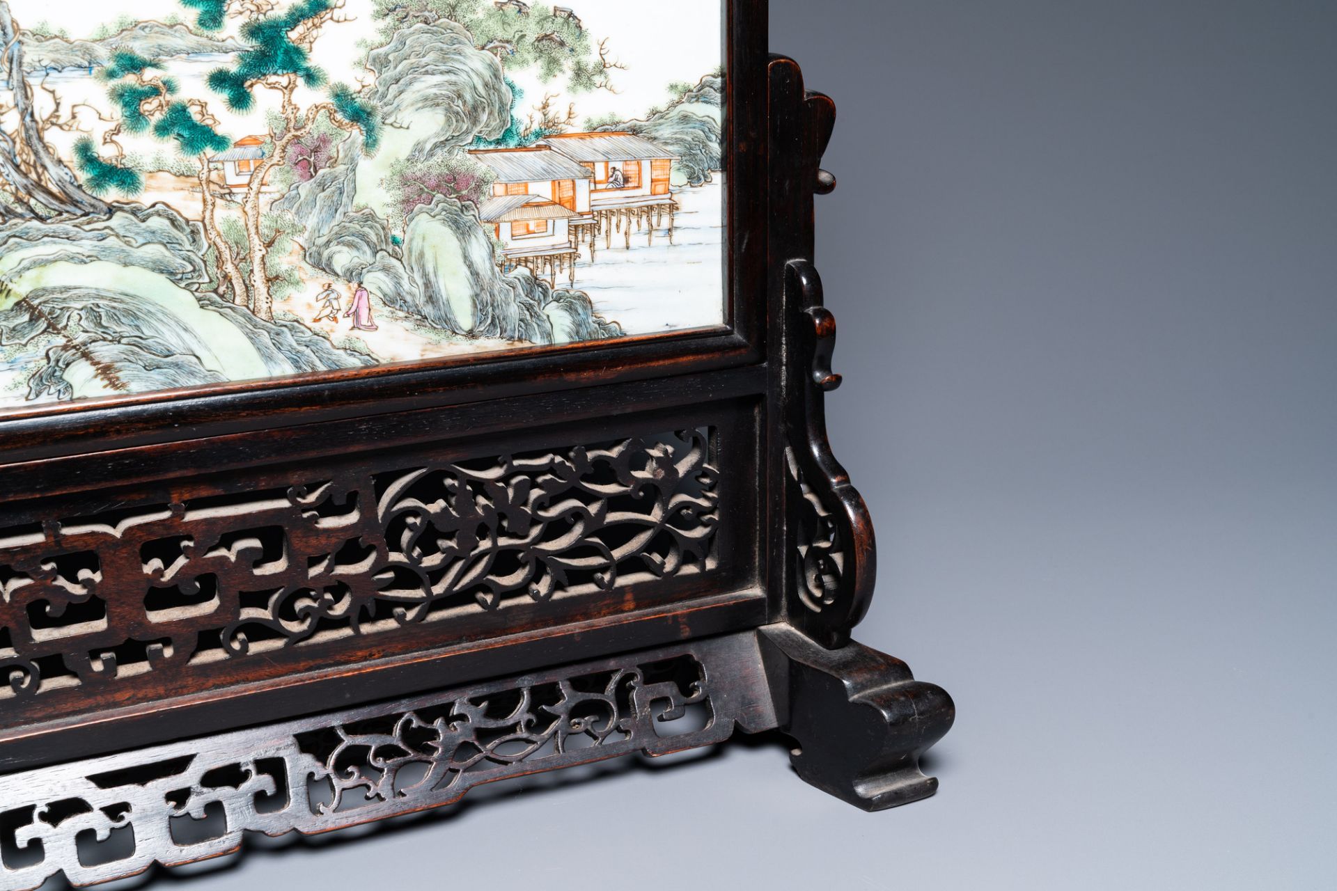 A Chinese rectangular famille rose 'landscape' plaque mounted in a wooden table screen, 19/20th C. - Image 10 of 12