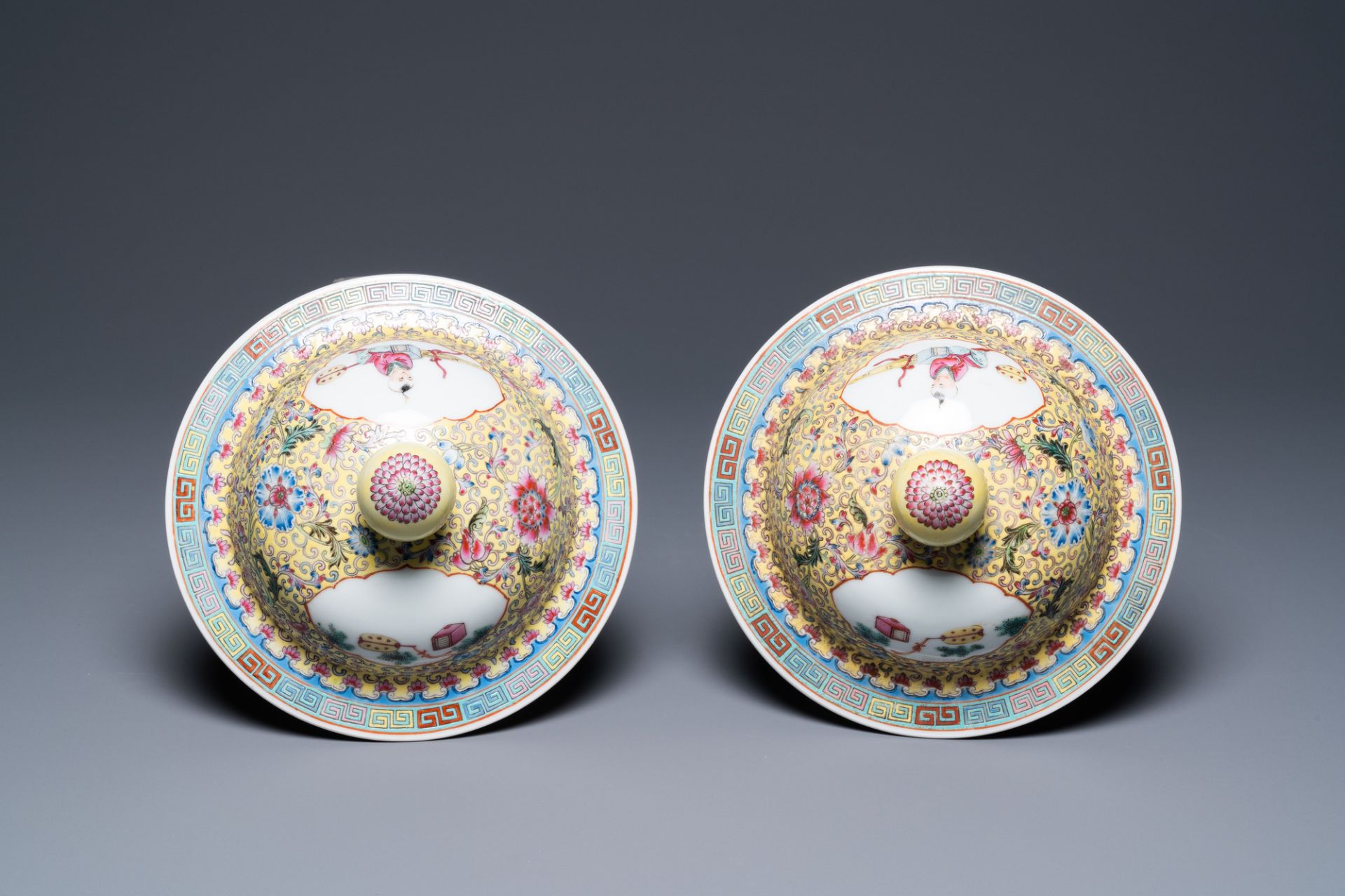 A pair of Chinese famille rose vases and covers, Qianlong mark, Republic - Bild 7 aus 8
