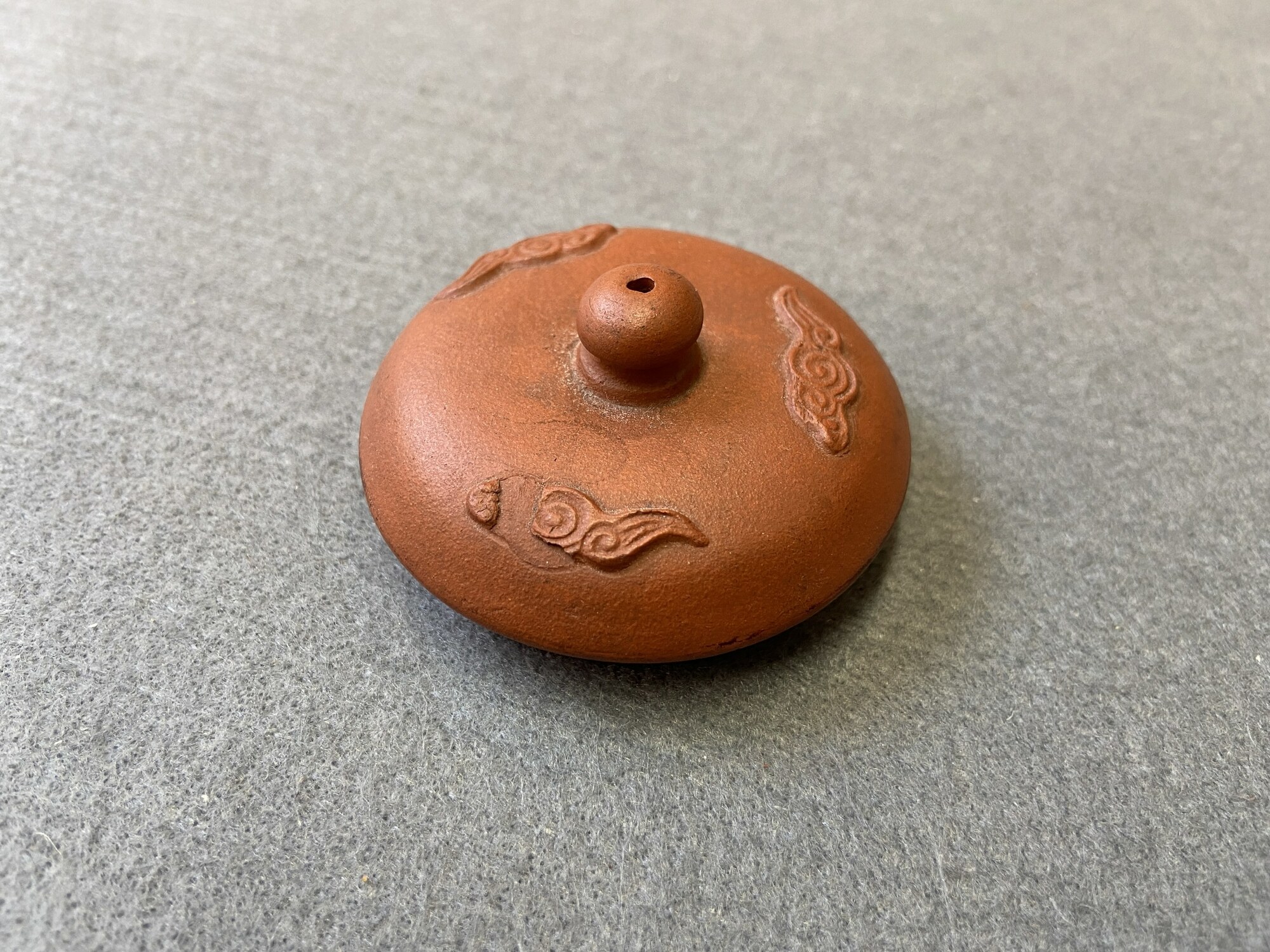 A Chinese Yixing stoneware teapot with boys among peony scrolls, Kangxi - Image 11 of 23