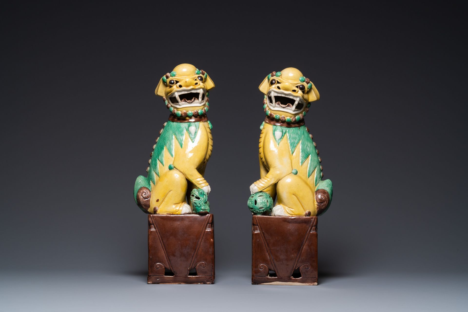 A pair of large Chinese sancai-glazed Buddhist lions, 19th C. - Bild 2 aus 7