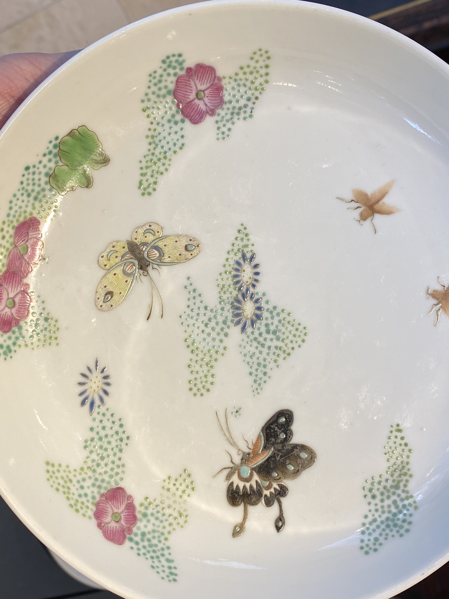 A pair of Chinese famille rose 'butterfly' plates, Xie Zhu Zhuren Zao mark, 19/20th C. - Image 7 of 9