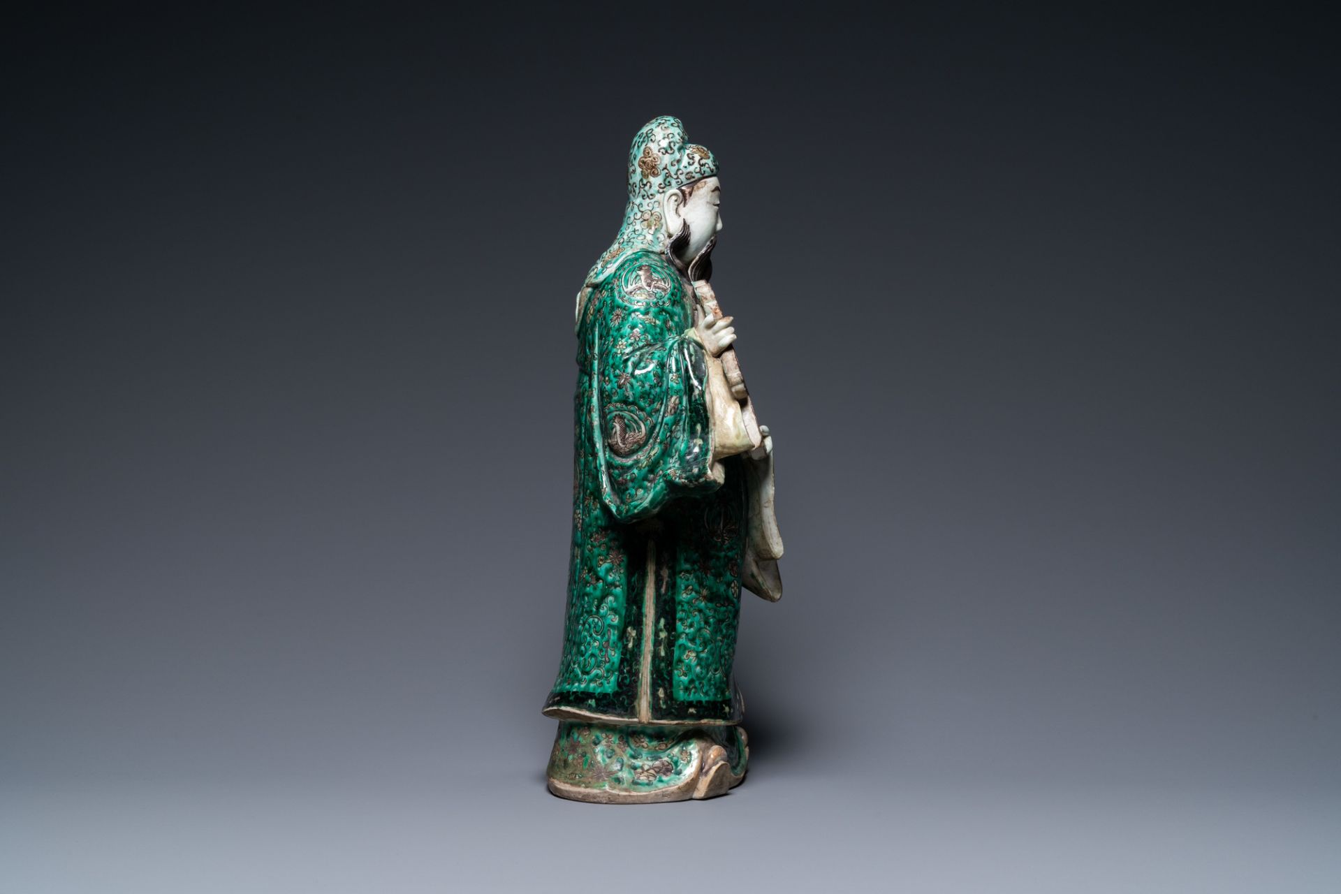 A Chinese verte biscuit figure of an immortal, 19th C. - Image 3 of 7