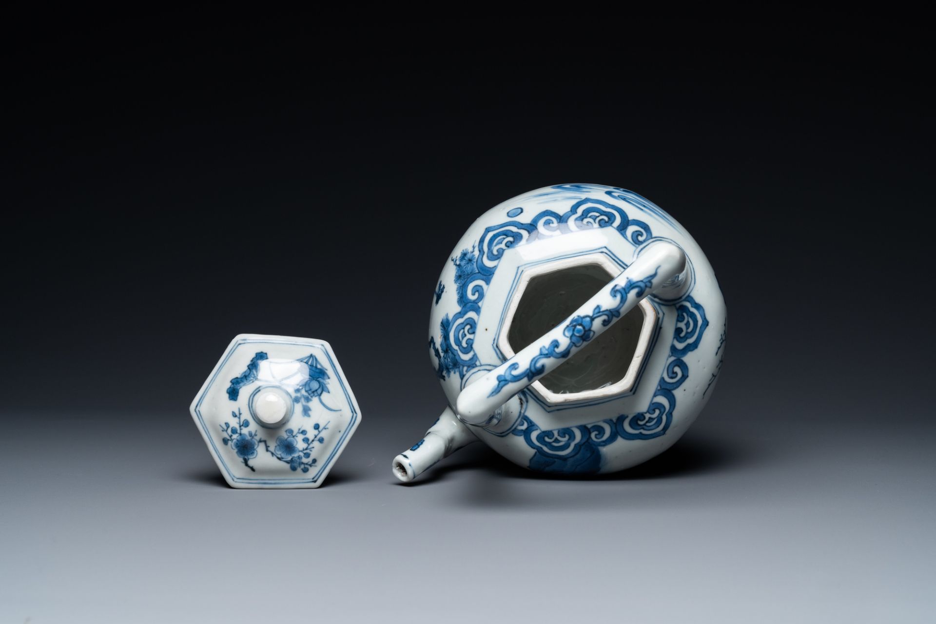 A large Chinese blue and white hexagonal teapot and cover, Transitional period - Image 5 of 6