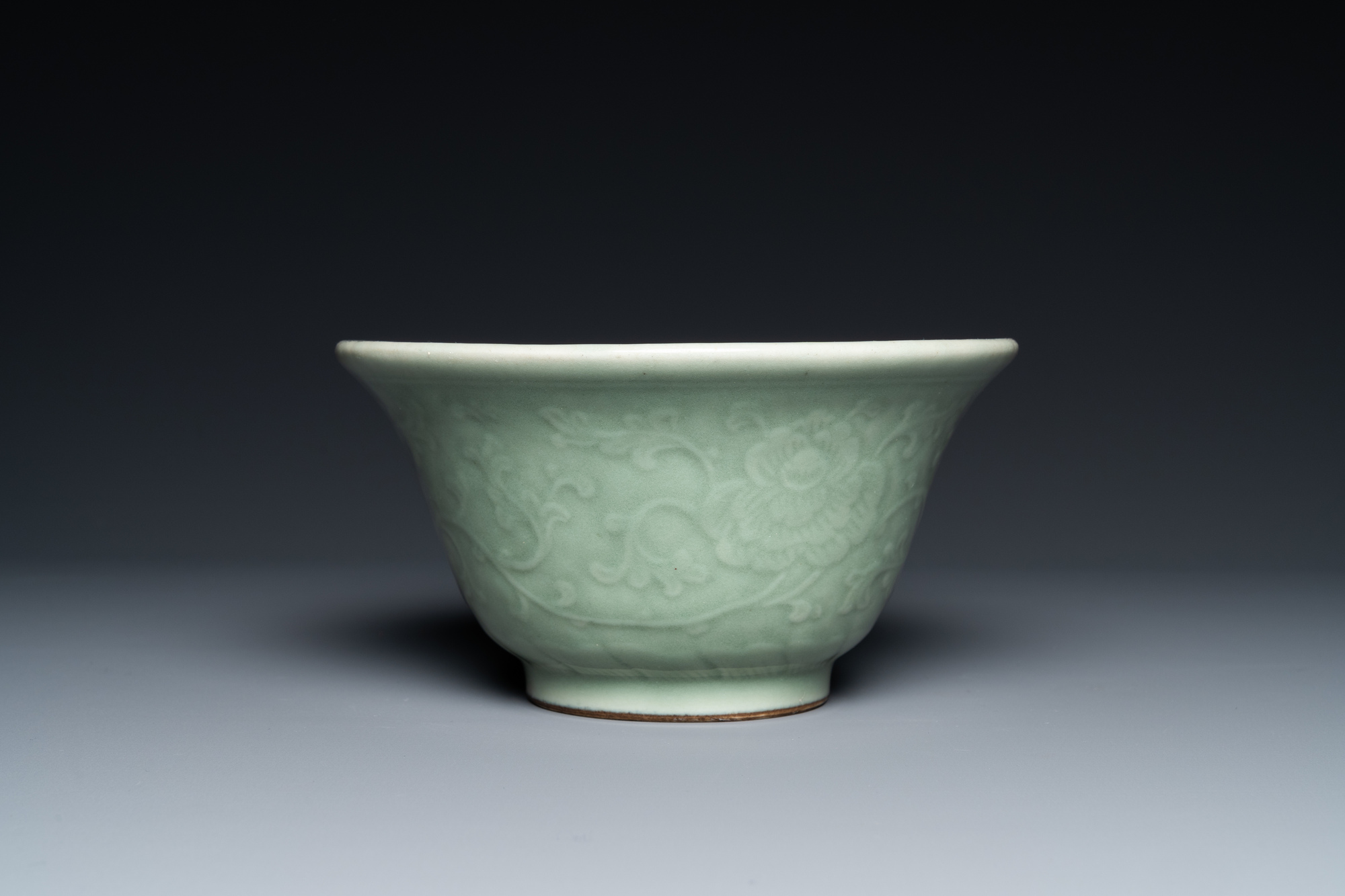 A Chinese celadon-glazed bowl with peony scrolls, Chenghua mark, 18/19th C. - Image 3 of 7