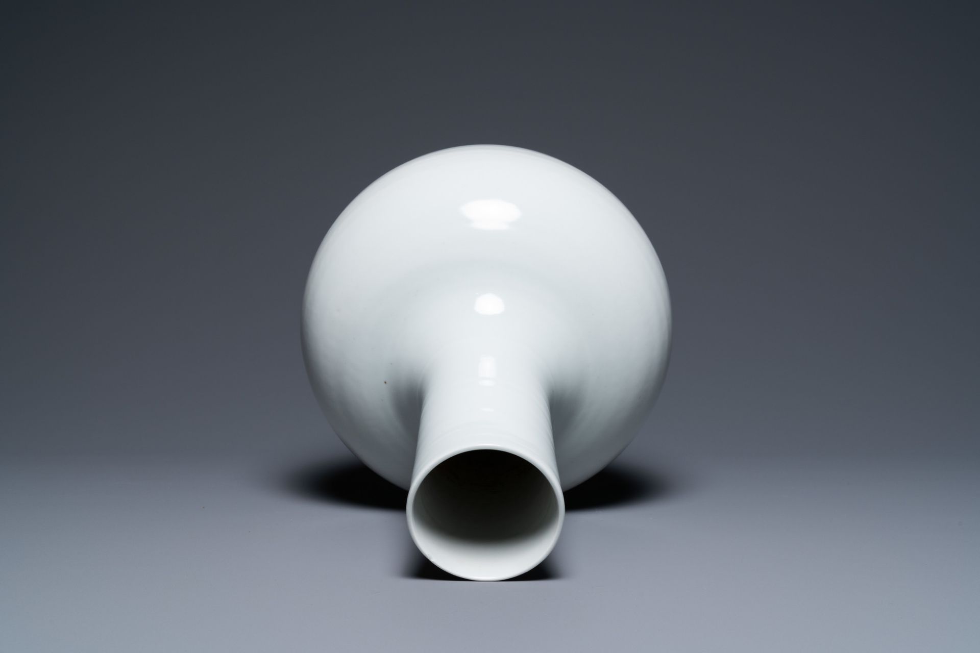 A Chinese monochrome white-glazed 'tianqiu ping' vase, 18/19th C. - Image 5 of 6