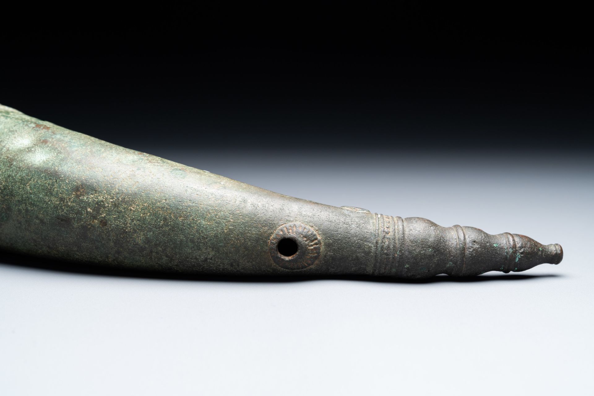 A Vietnamese bronze 'Oliphant' horn or rhyton, L or M_c dynasty, 15/16th C. - Image 10 of 12