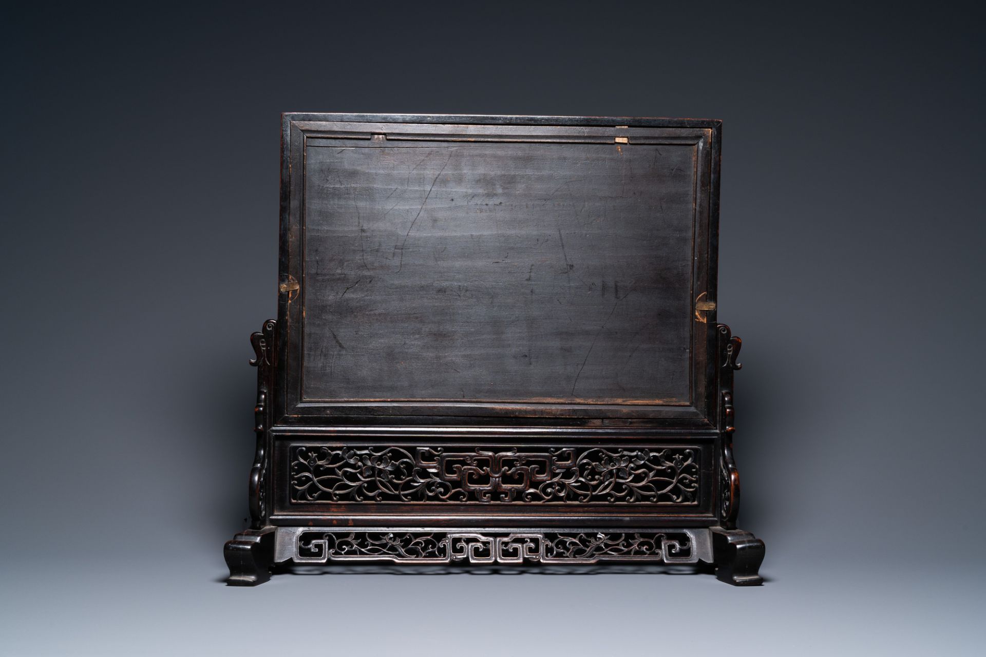 A Chinese rectangular famille rose 'landscape' plaque mounted in a wooden table screen, 19/20th C. - Image 3 of 12
