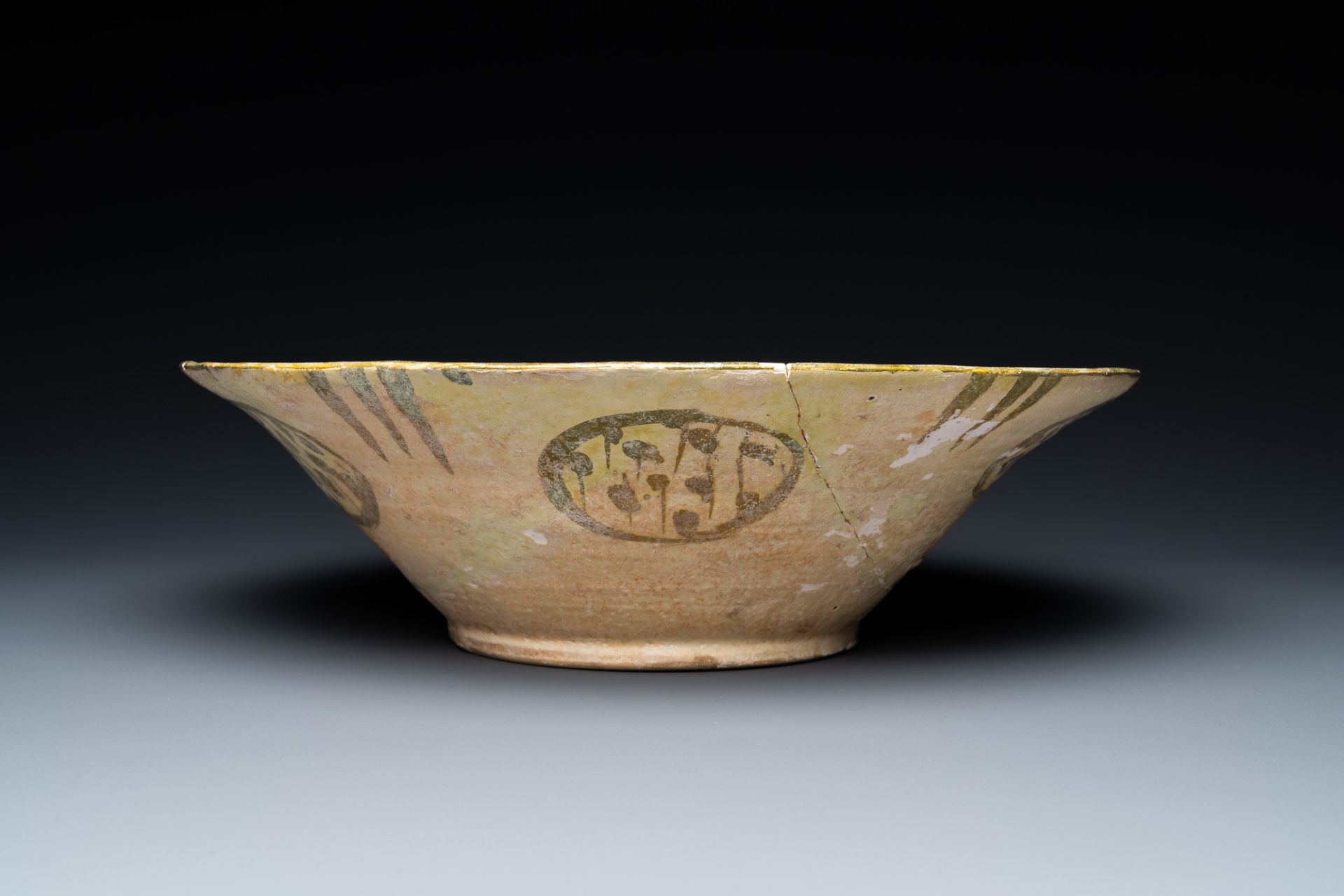A large Nishapur 'imitation lustre' pottery bowl with a bird, Persia, 10th C. - Bild 4 aus 6