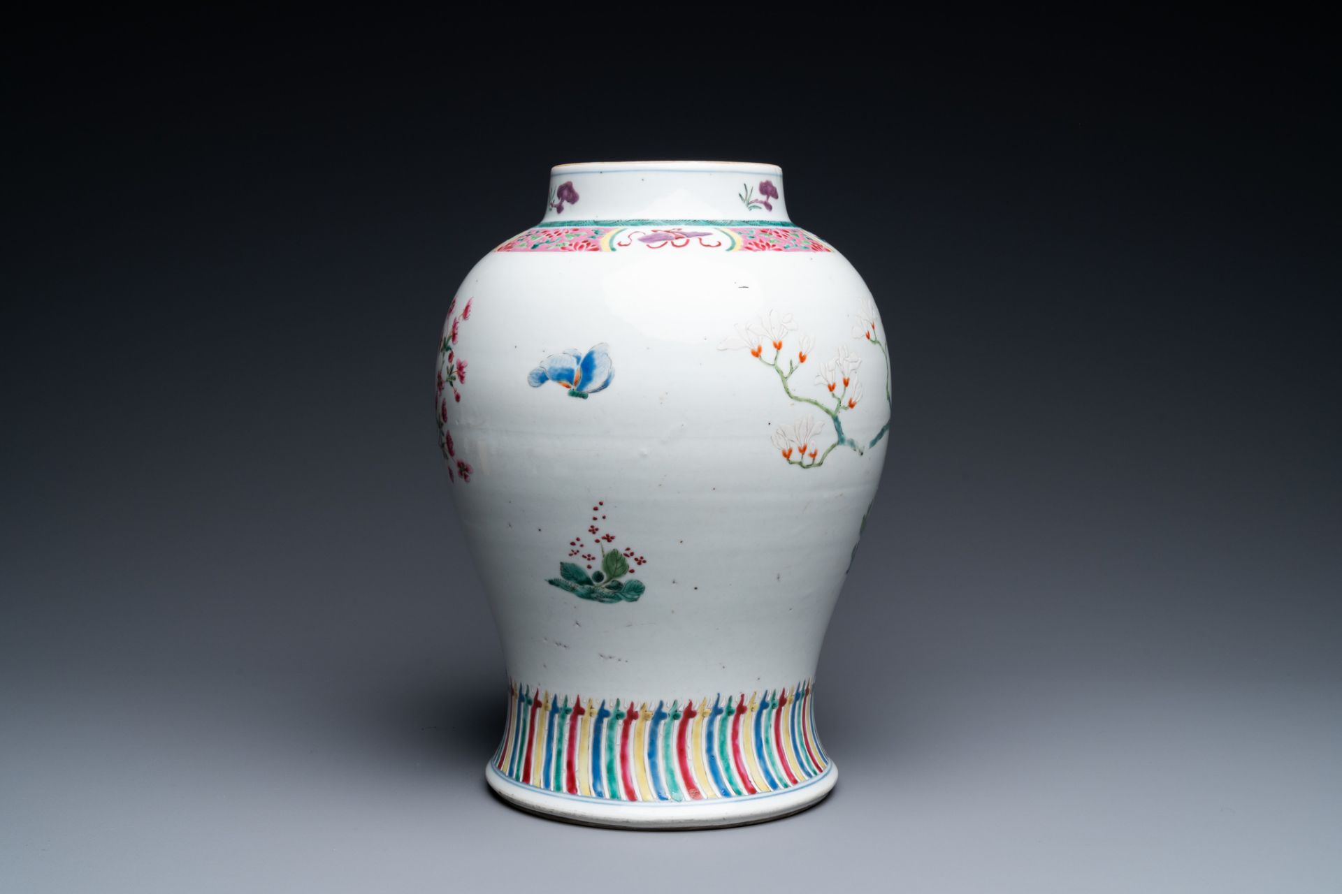 A Chinese famille rose vase with birds among blossoming branches, Qianlong - Bild 4 aus 7