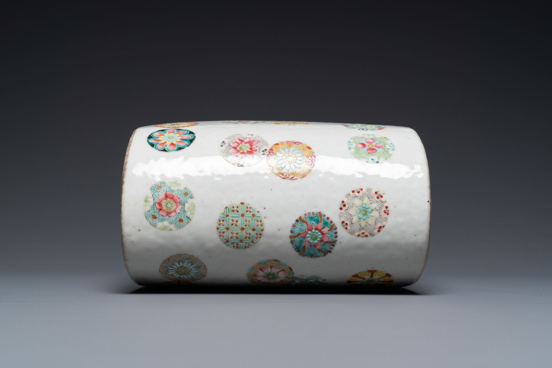 A Chinese famille rose neck pillow with floral balls, 19th C. - Image 6 of 7
