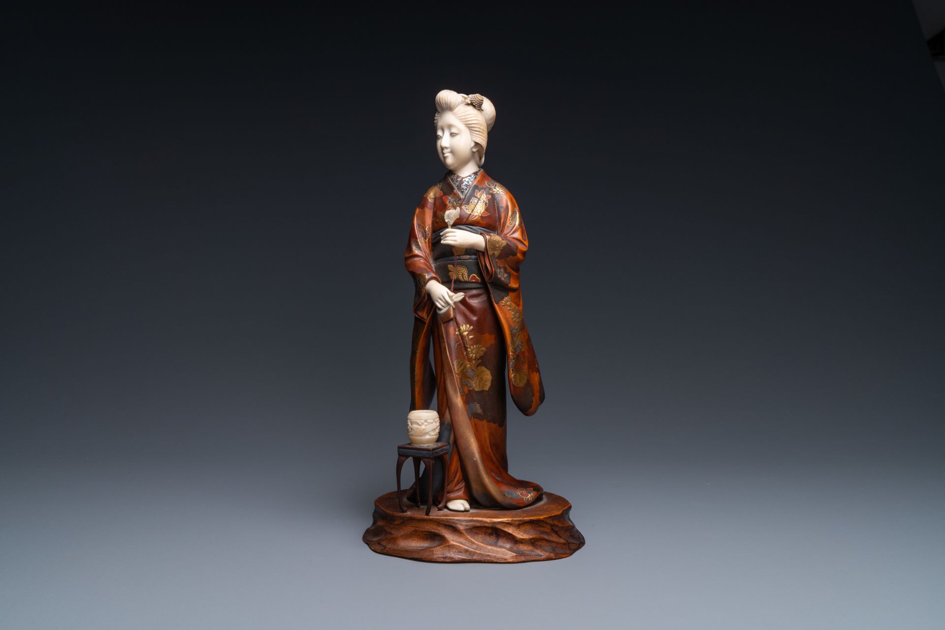A Japanese lacquered wood, ivory and mother-of-pearl inlay 'Geisha' okimono, Meiji, 19th C. - Image 3 of 10