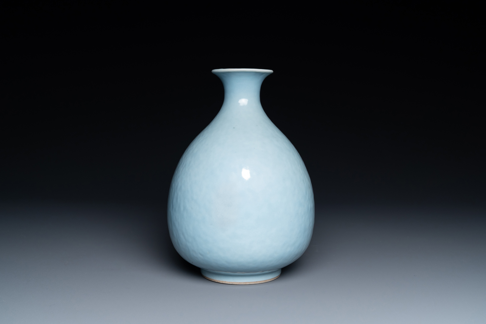 A Chinese monochrome clair-de-lune-glazed 'yuhuchunping' vase, 19th C. - Image 5 of 9