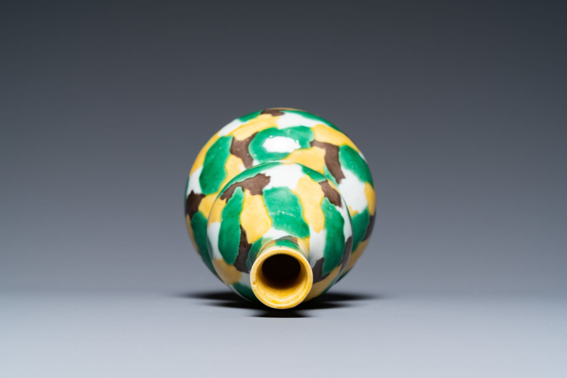 A Chinese sancai-glazed double gourd vase, Kangxi - Image 5 of 15