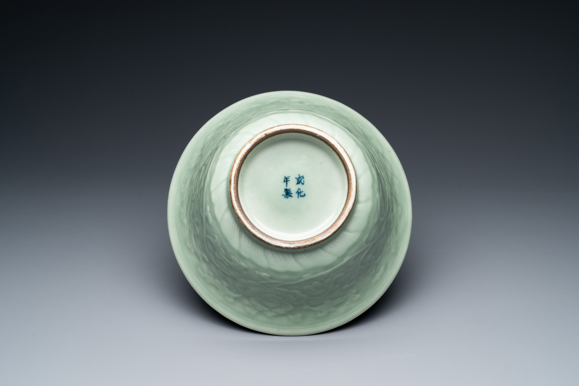 A Chinese celadon-glazed bowl with peony scrolls, Chenghua mark, 18/19th C. - Image 7 of 7