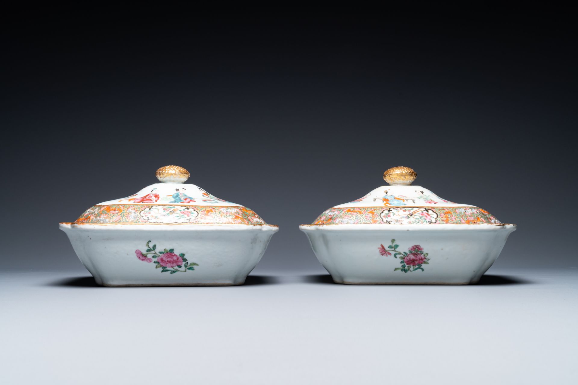 An extensive Chinese Canton famille rose dinner service, 19th C. - Image 37 of 48