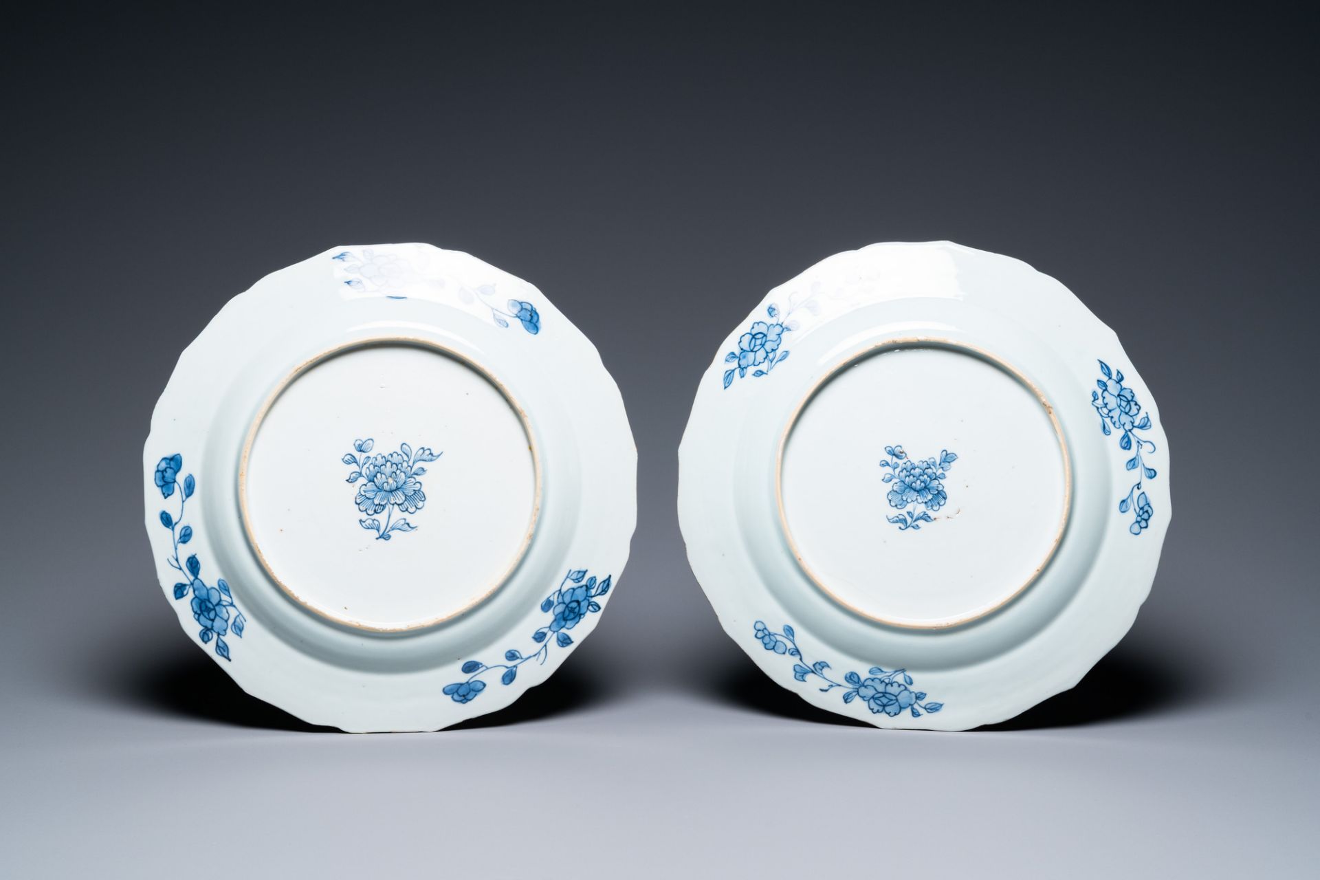 A pair of Chinese blue and white 'Xi Xiang Ji' dishes, Qianlong - Bild 2 aus 2