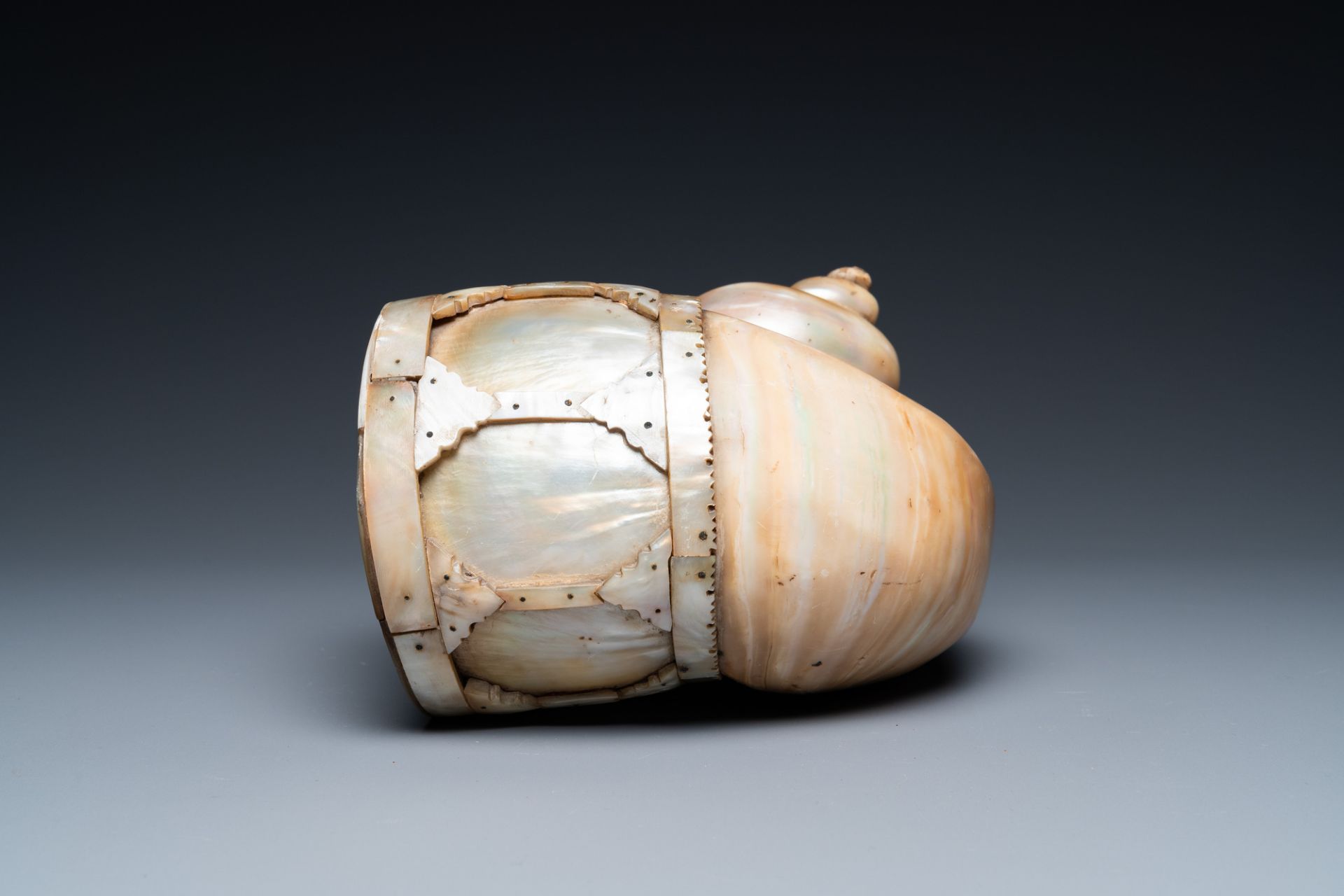 An Indo-Portuguese mother-of-pearl and nautilus shell powder horn, Gujarat, India, 17/18th C. - Image 4 of 9