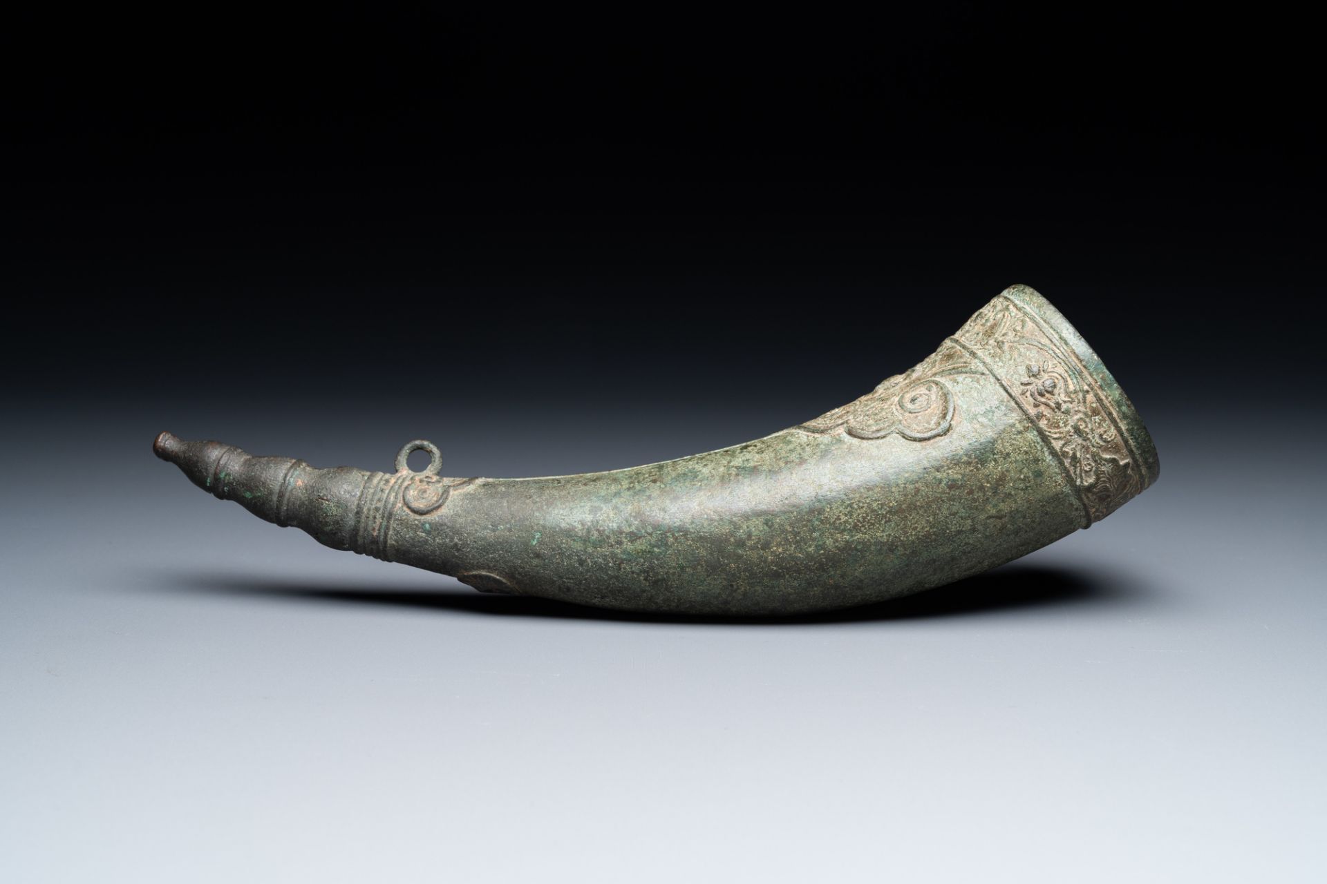 A Vietnamese bronze 'Oliphant' horn or rhyton, L or M_c dynasty, 15/16th C. - Image 3 of 12