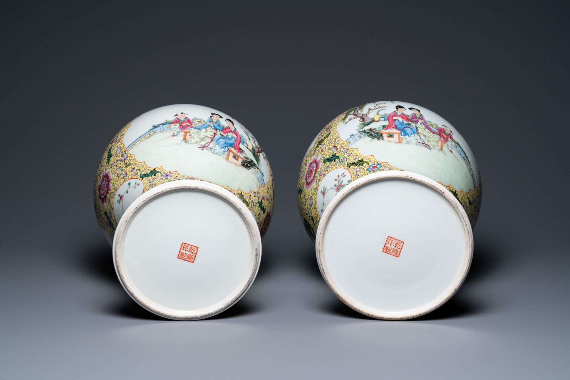 A pair of Chinese famille rose vases and covers, Qianlong mark, Republic - Bild 6 aus 8