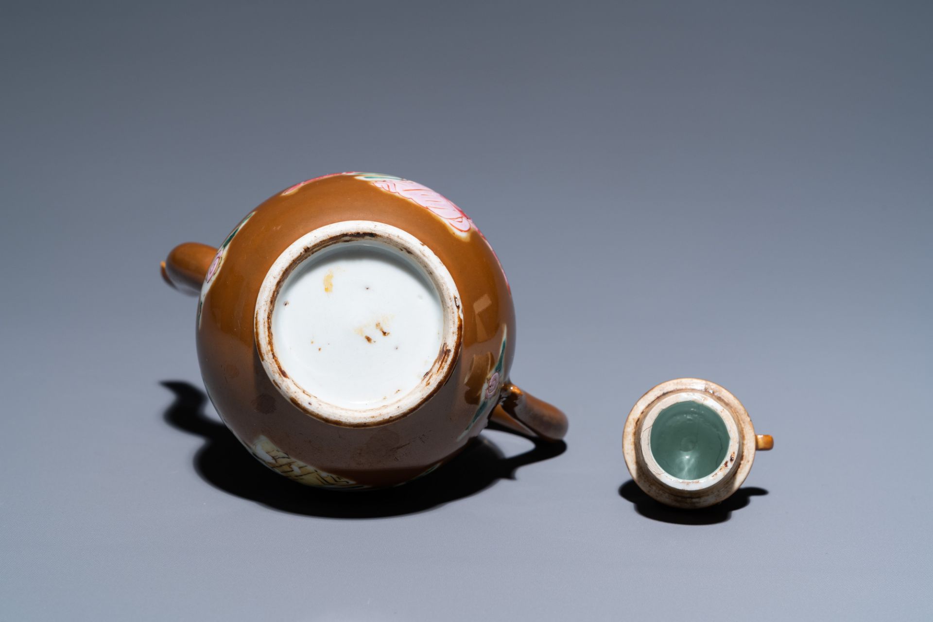 A pair of Chinese famille rose plates and a brown-ground jug and cover, Yongzheng - Bild 9 aus 9