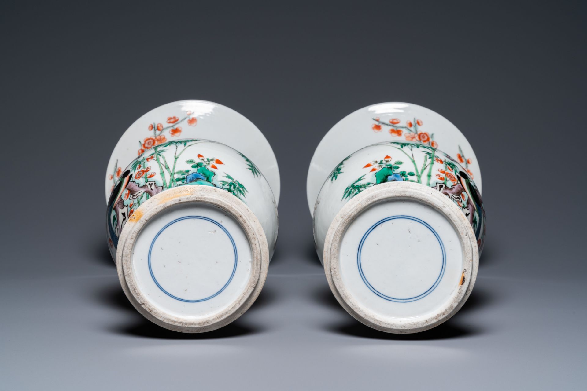 A pair of Chinese famille verte 'yenyen' vases with magpies near prunus, 19th C. - Image 6 of 6