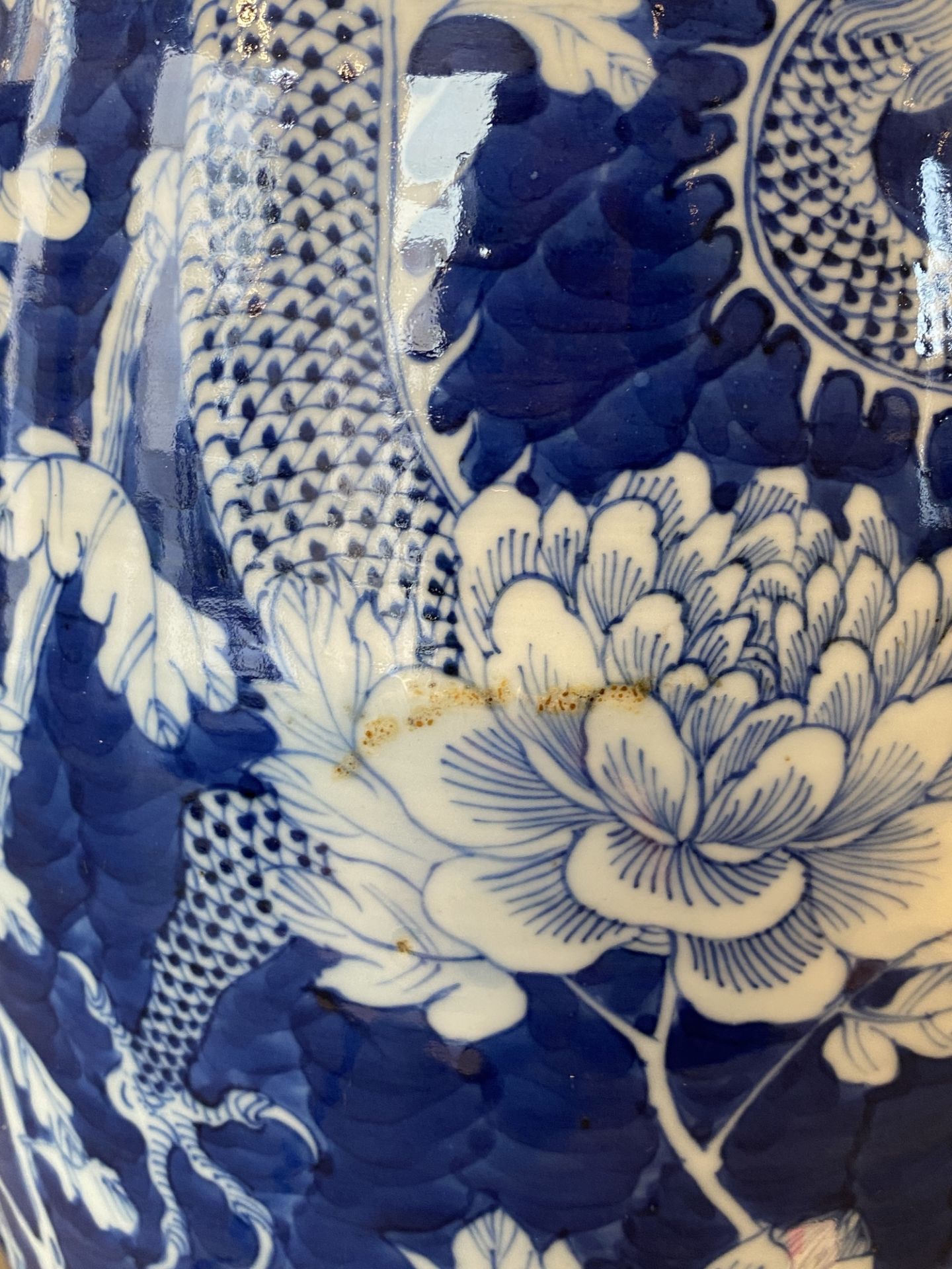 A pair of Chinese blue and white 'dragon and peony' vases, 19th C. - Image 19 of 21