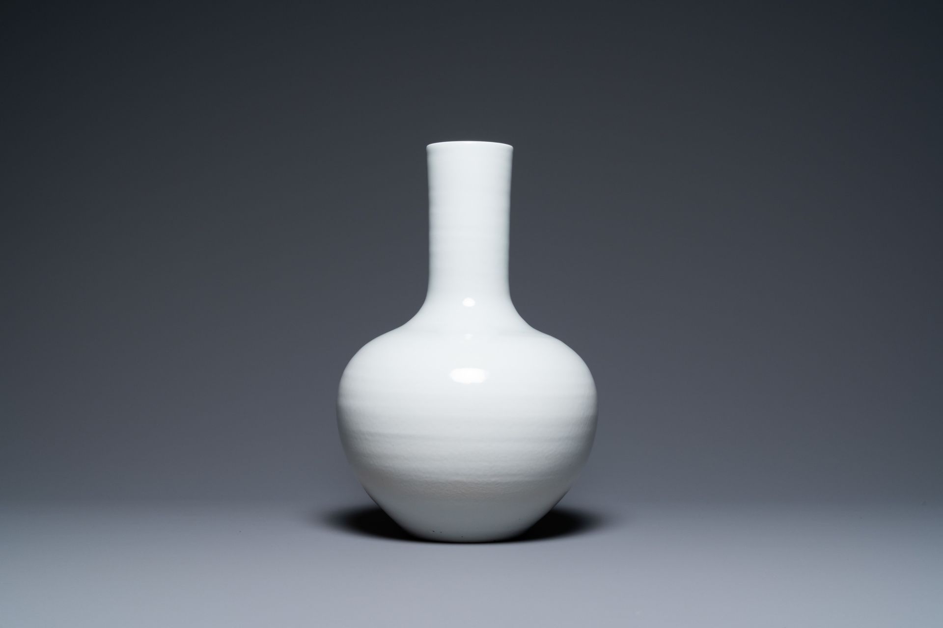 A Chinese monochrome white-glazed 'tianqiu ping' vase, 18/19th C. - Image 2 of 6