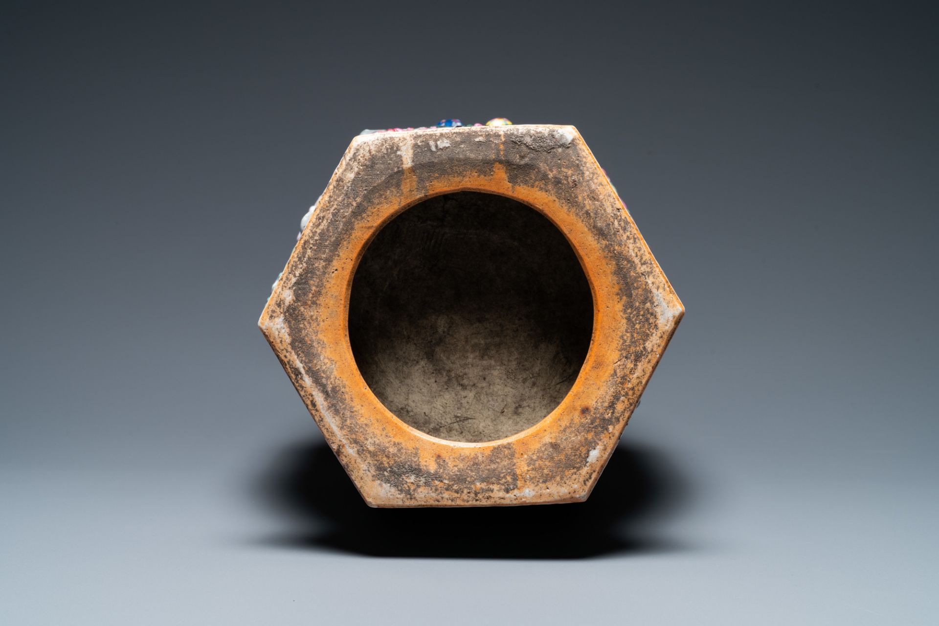 A Chinese hexagonal famille rose 'antiquities' vase, 19th C. - Bild 6 aus 6