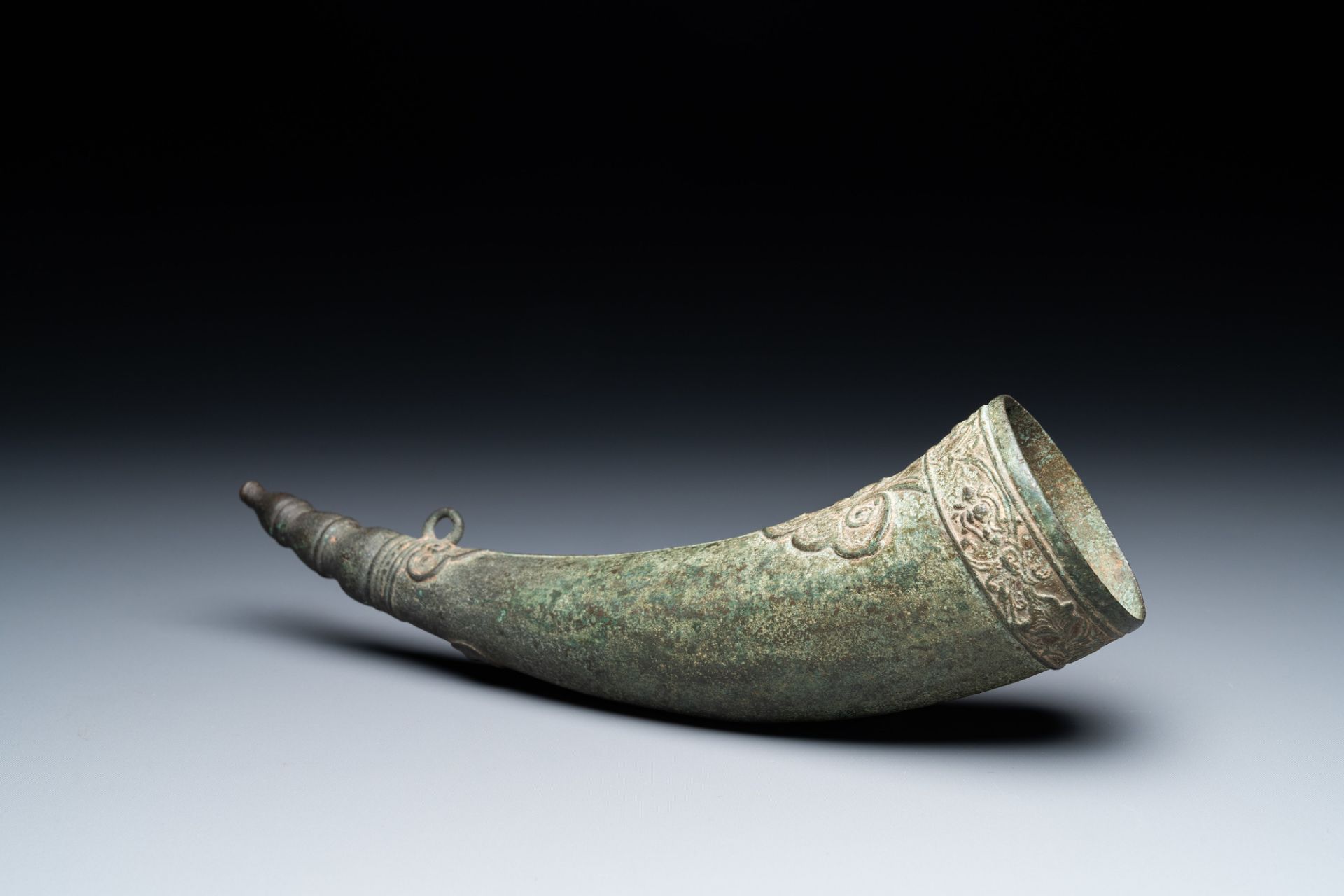 A Vietnamese bronze 'Oliphant' horn or rhyton, L or M_c dynasty, 15/16th C. - Image 2 of 12