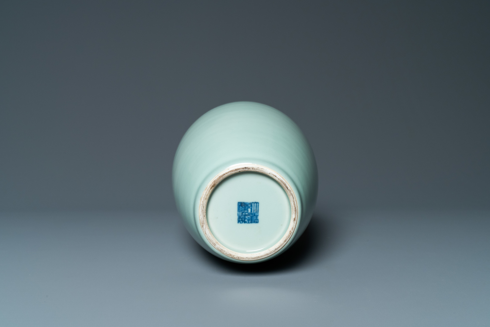 A Chinese monochrome celadon-glazed vase, Qianlong mark, 19/20th C. - Image 6 of 6
