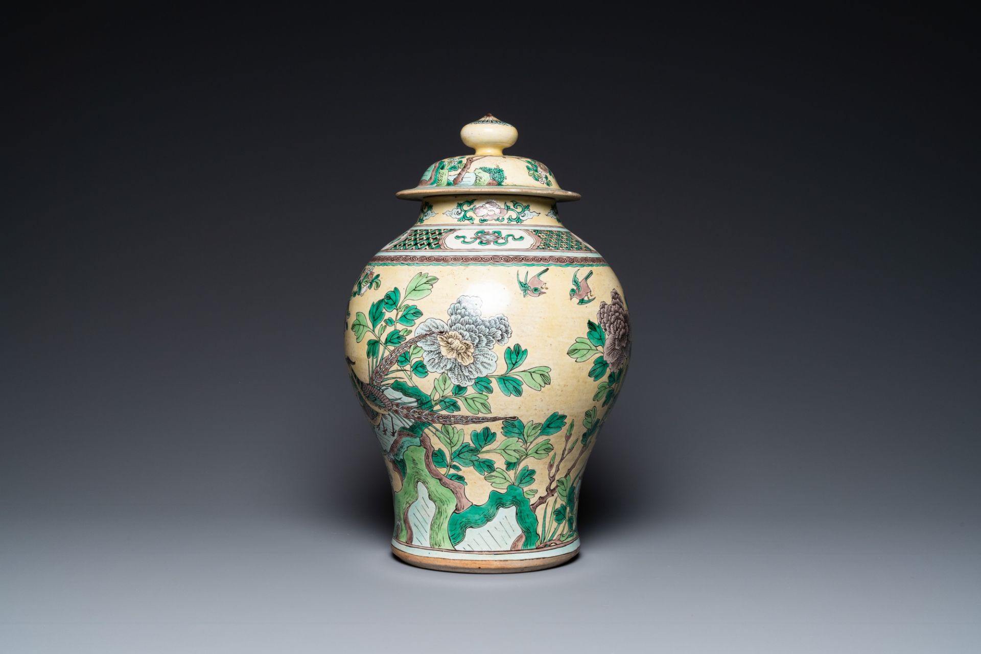 A Chinese yellow-ground verte biscuit vase and cover, 19th C. - Image 4 of 6