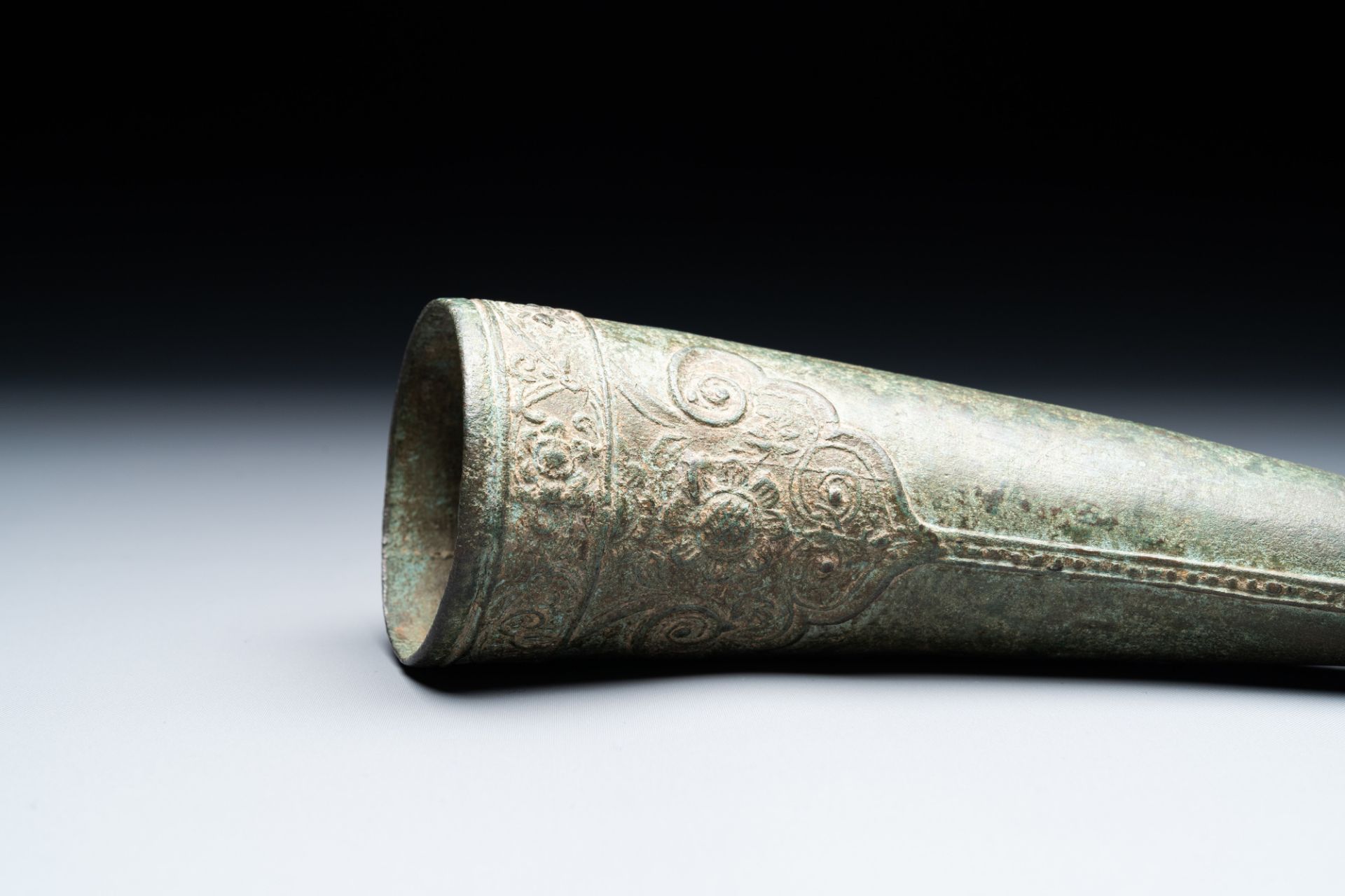 A Vietnamese bronze 'Oliphant' horn or rhyton, L or M_c dynasty, 15/16th C. - Image 11 of 12