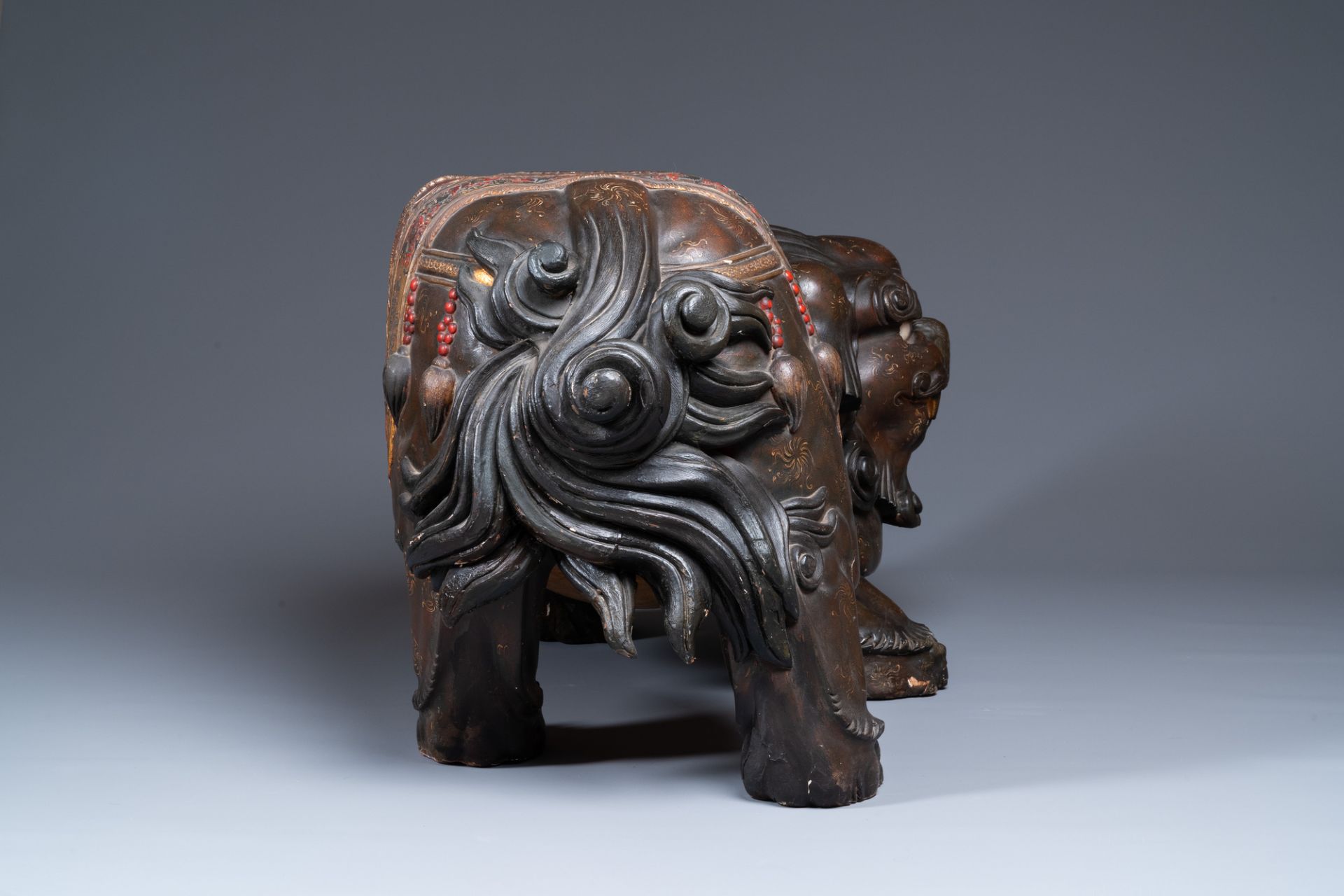 A pair of large Japanese lacquered and gilded wooden shishi, Edo, 18/19th C. - Image 5 of 13