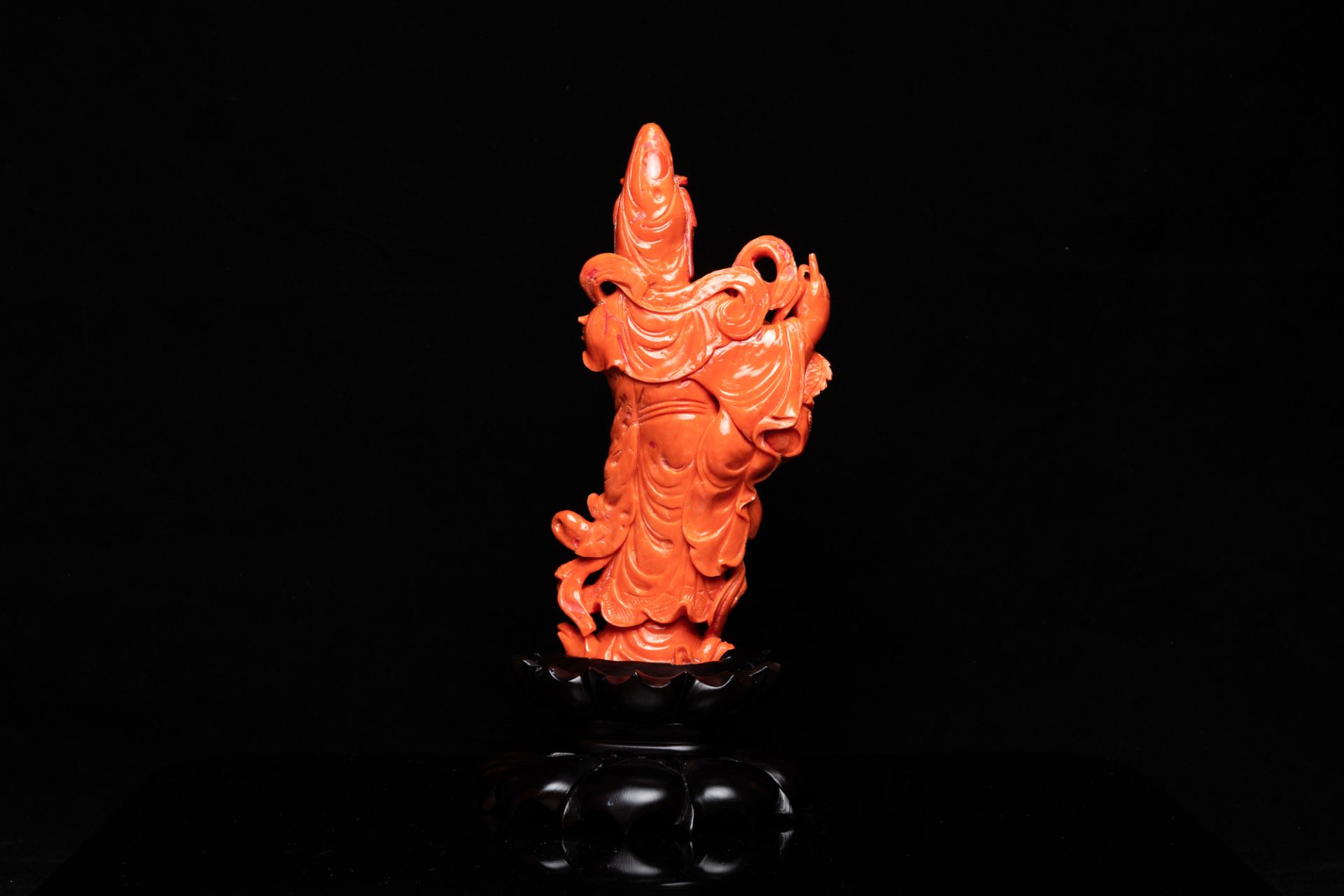 A Chinese carved red coral 'Tara' figure, 19/20th C. - Image 4 of 7