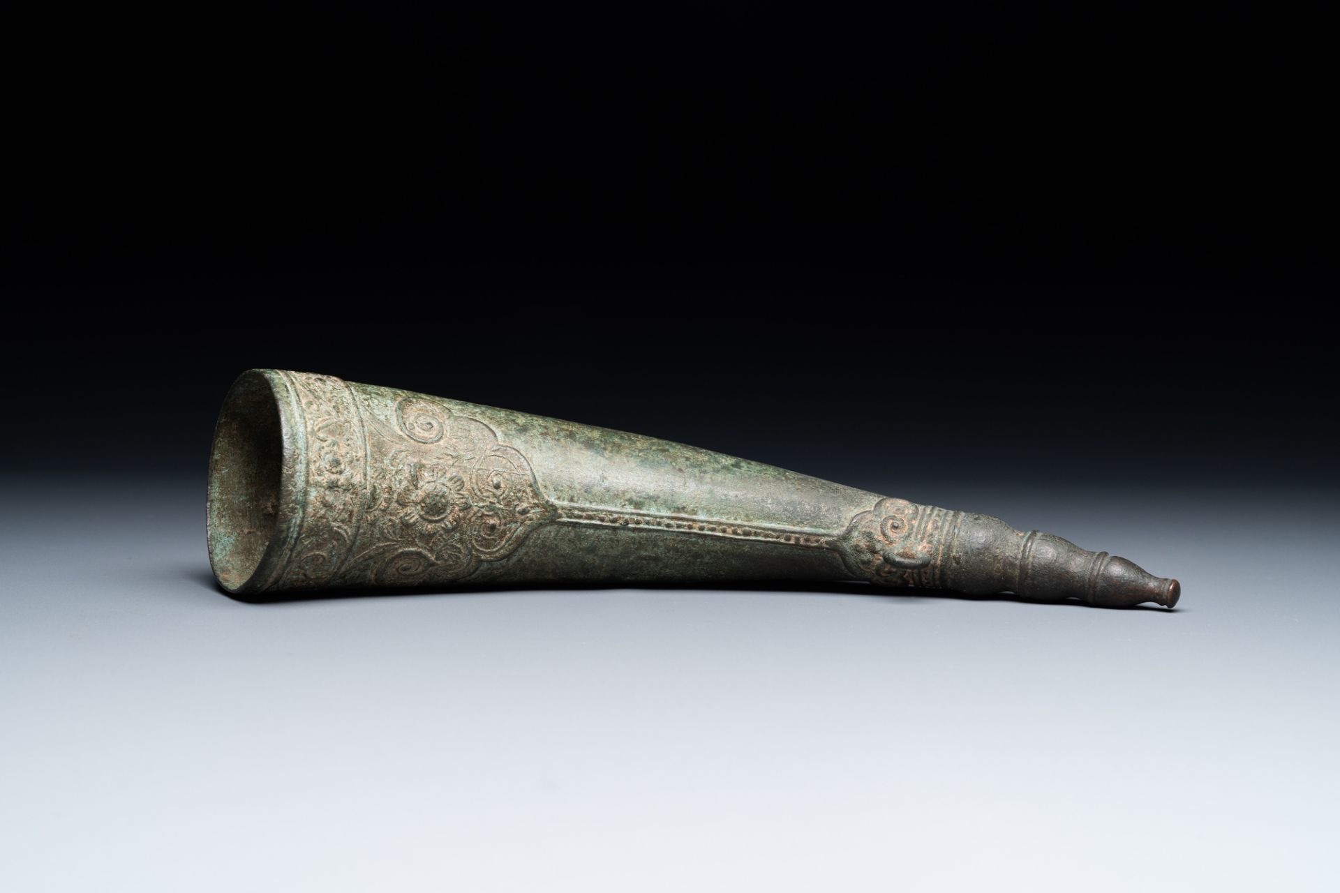 A Vietnamese bronze 'Oliphant' horn or rhyton, L or M_c dynasty, 15/16th C. - Image 5 of 12