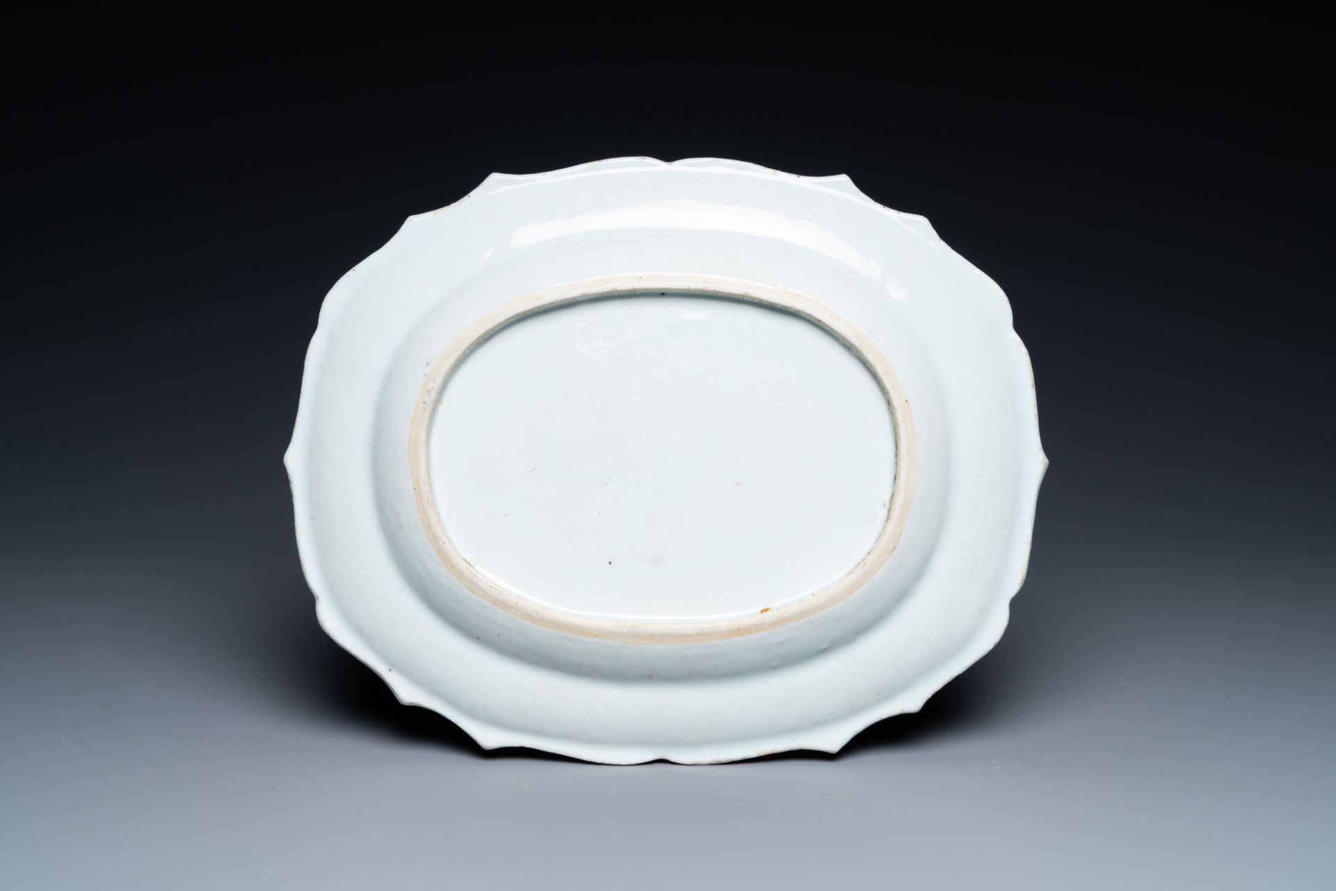 An oval Chinese famille rose dish with a European musician, Qianlong - Bild 2 aus 2