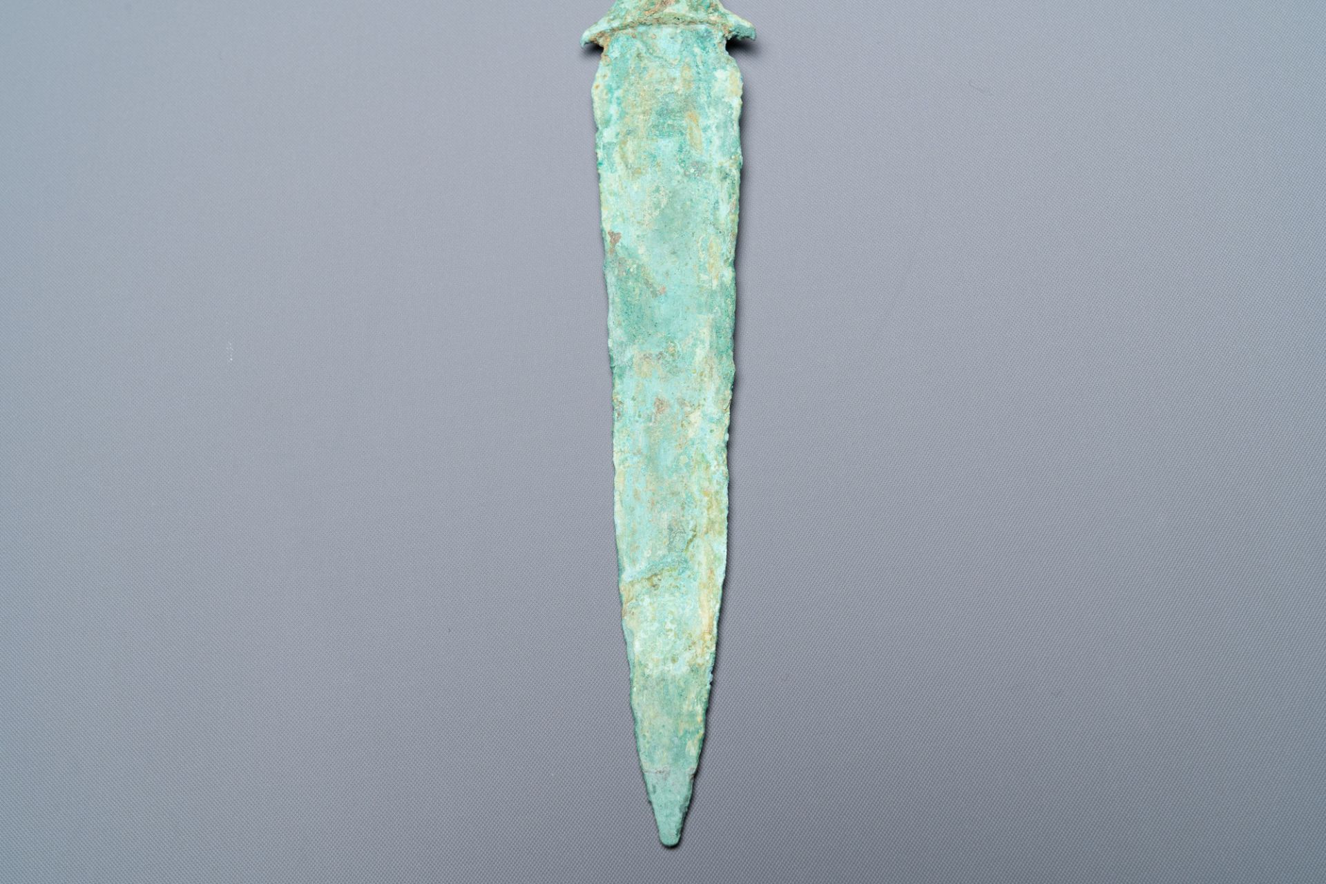 A Vietnamese bronze dagger, Dong Son, ca. 5th/1st C. BC - Image 7 of 8