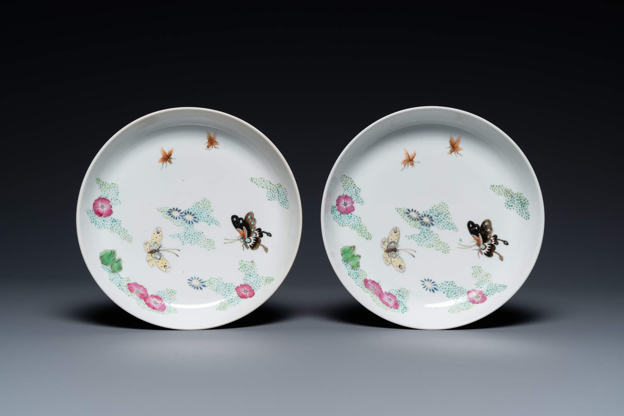 A pair of Chinese famille rose 'butterfly' plates, Xie Zhu Zhuren Zao mark, 19/20th C. - Image 2 of 9