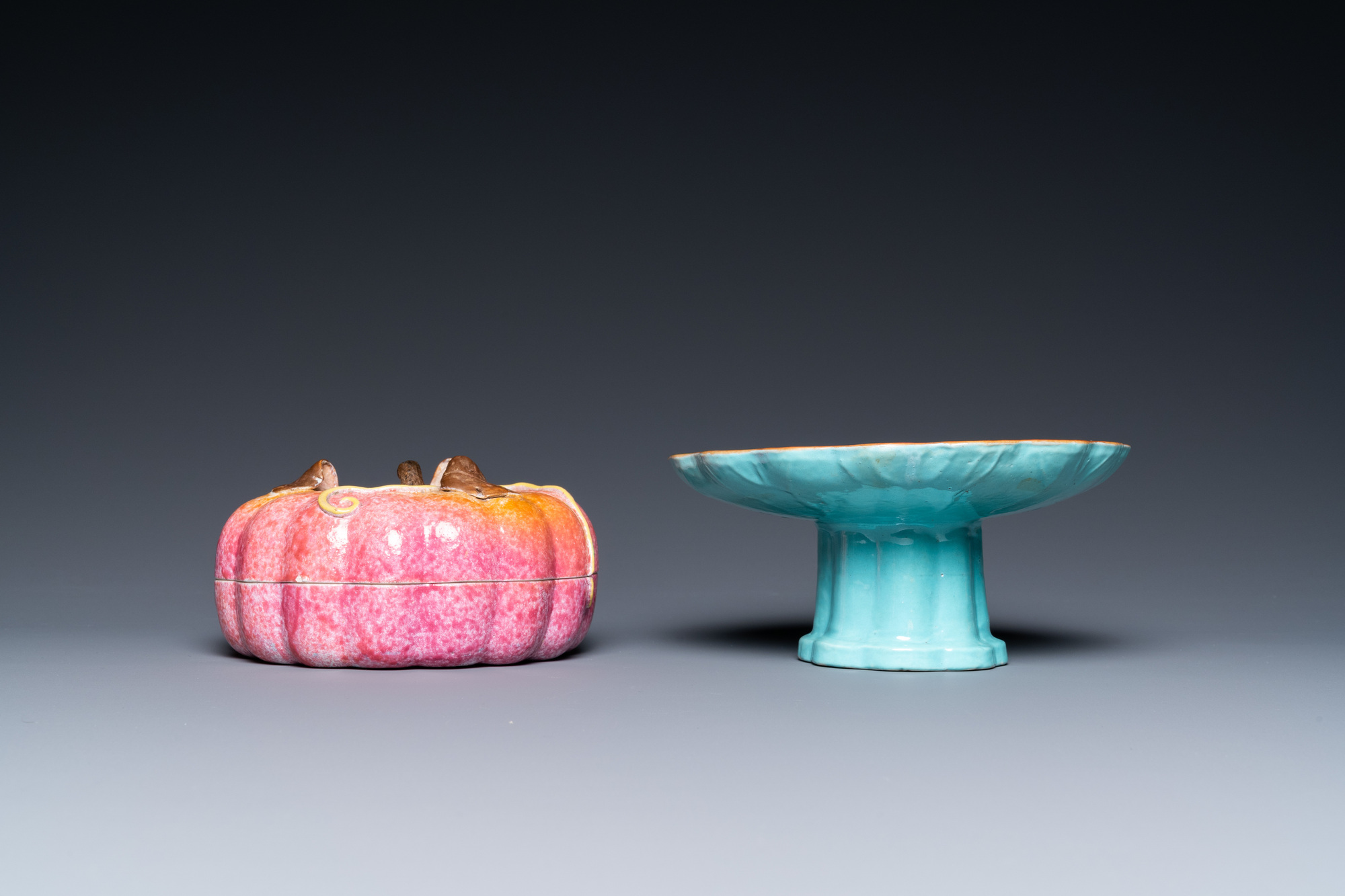 A Chinese pink-glazed pumpkin-shaped box with matching tazza, 19th C. - Image 4 of 8