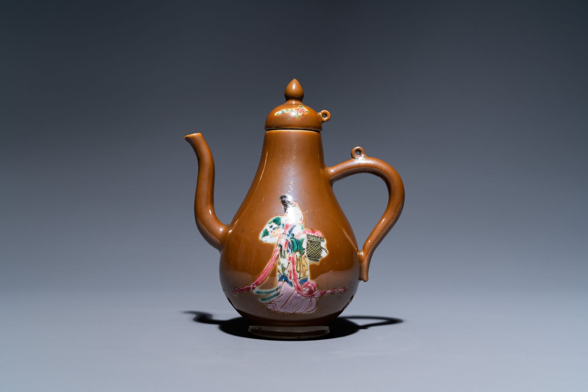 A pair of Chinese famille rose plates and a brown-ground jug and cover, Yongzheng - Bild 4 aus 9