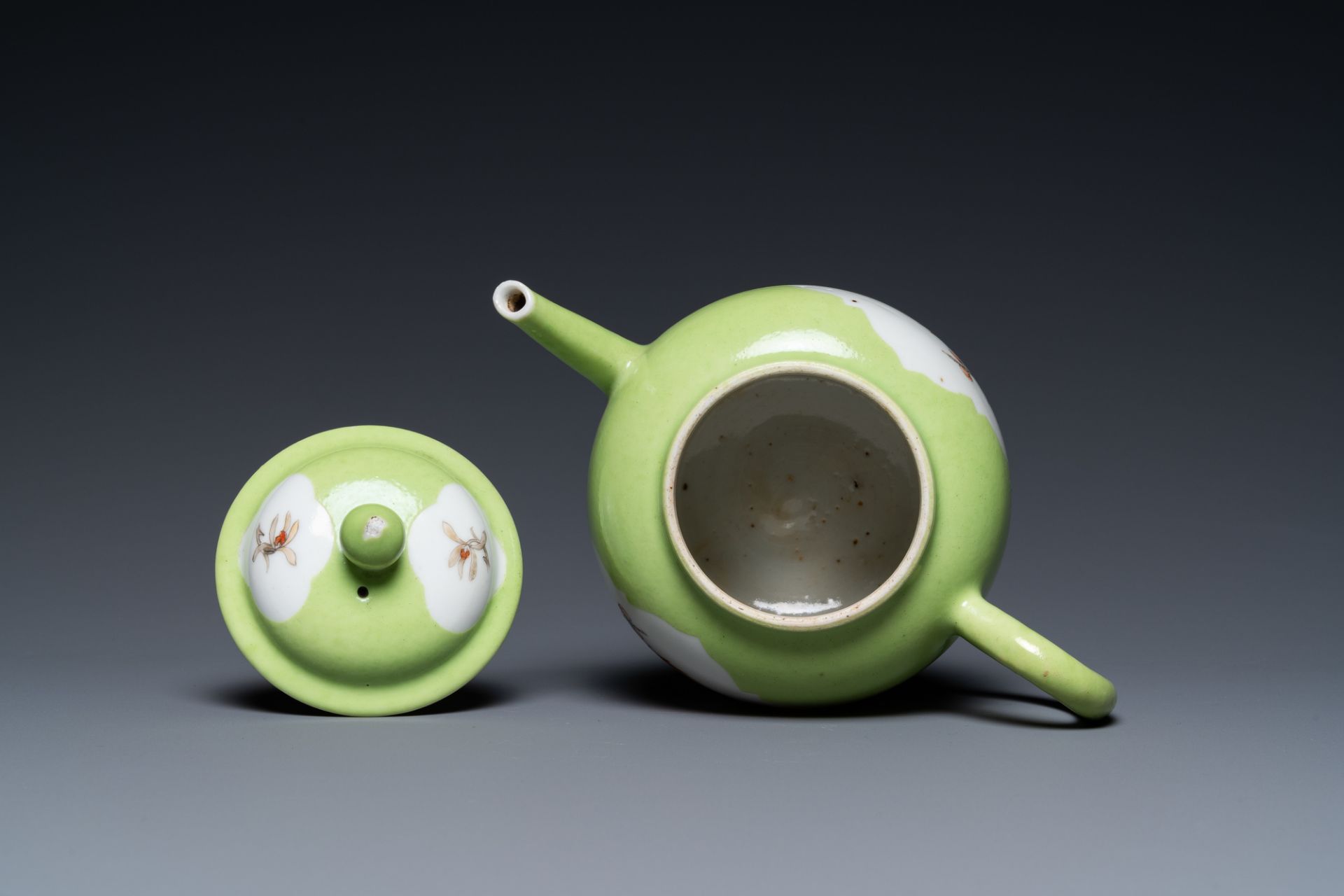 A Chinese iron red and grisaille lime green-ground teapot and cover, Qianlong - Bild 6 aus 7