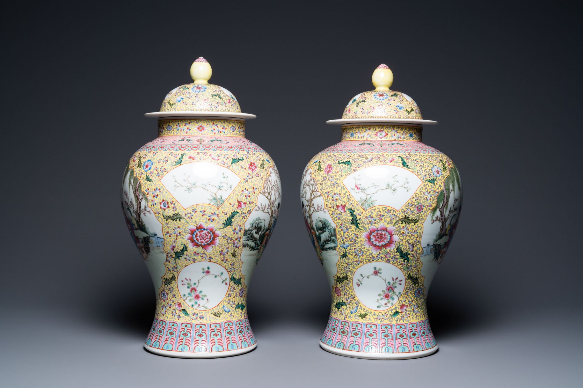 A pair of Chinese famille rose vases and covers, Qianlong mark, Republic - Bild 2 aus 8