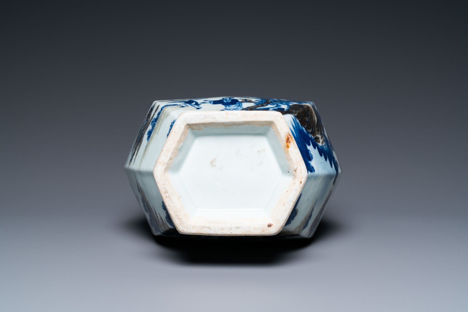 A Chinese blue, white and copper-red 'mountainous landscape' vase, 19th C. - Image 6 of 6