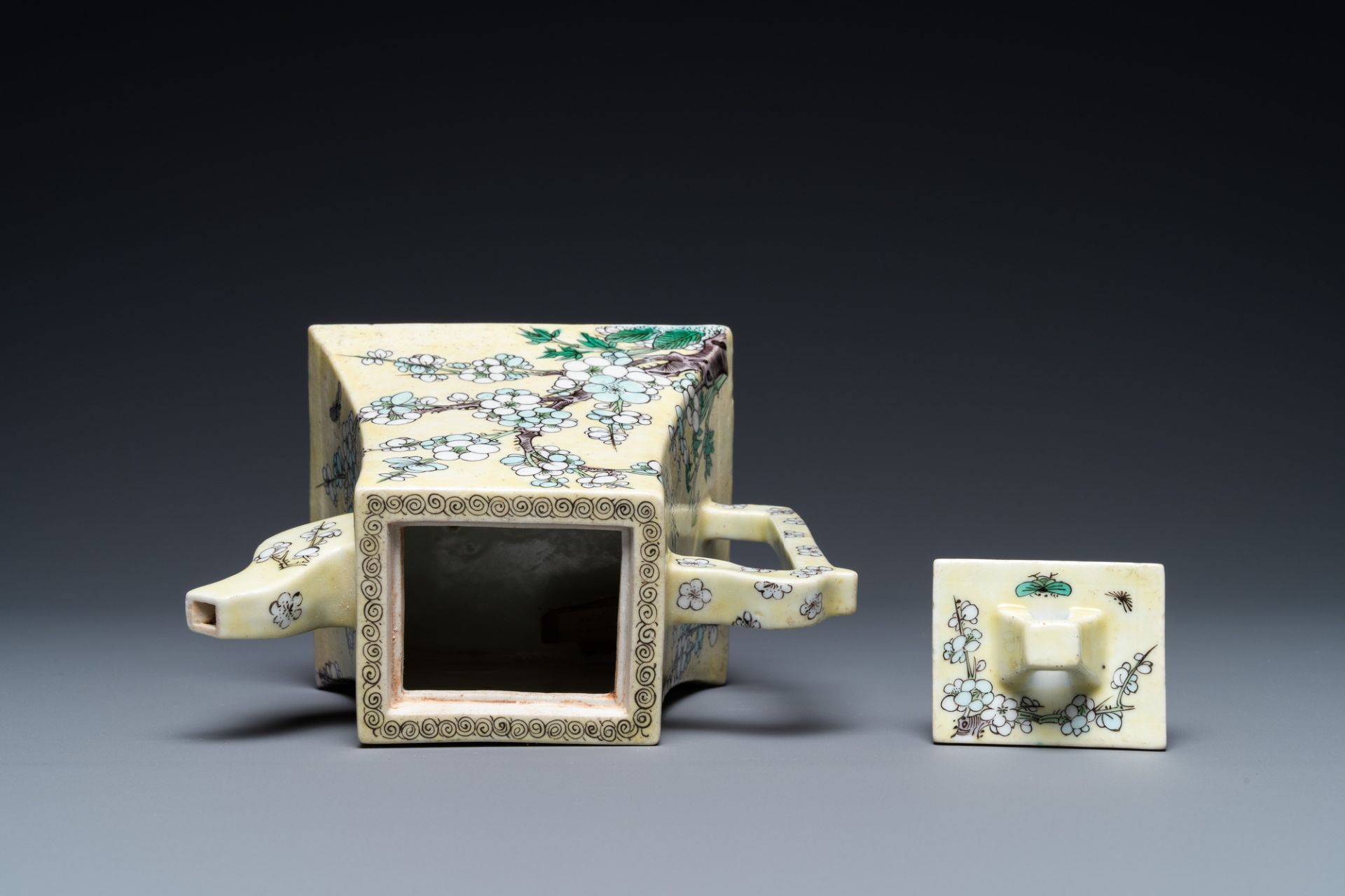 A Chinese verte biscuit yellow-ground teapot and cover, 19th C. - Image 6 of 7