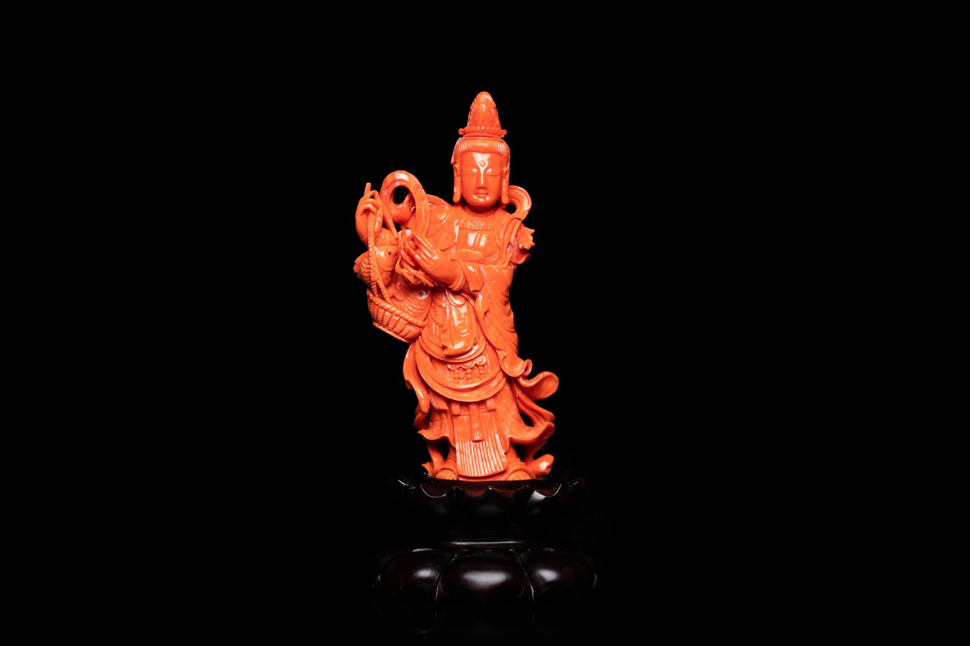 A Chinese carved red coral 'Tara' figure, 19/20th C. - Image 2 of 7