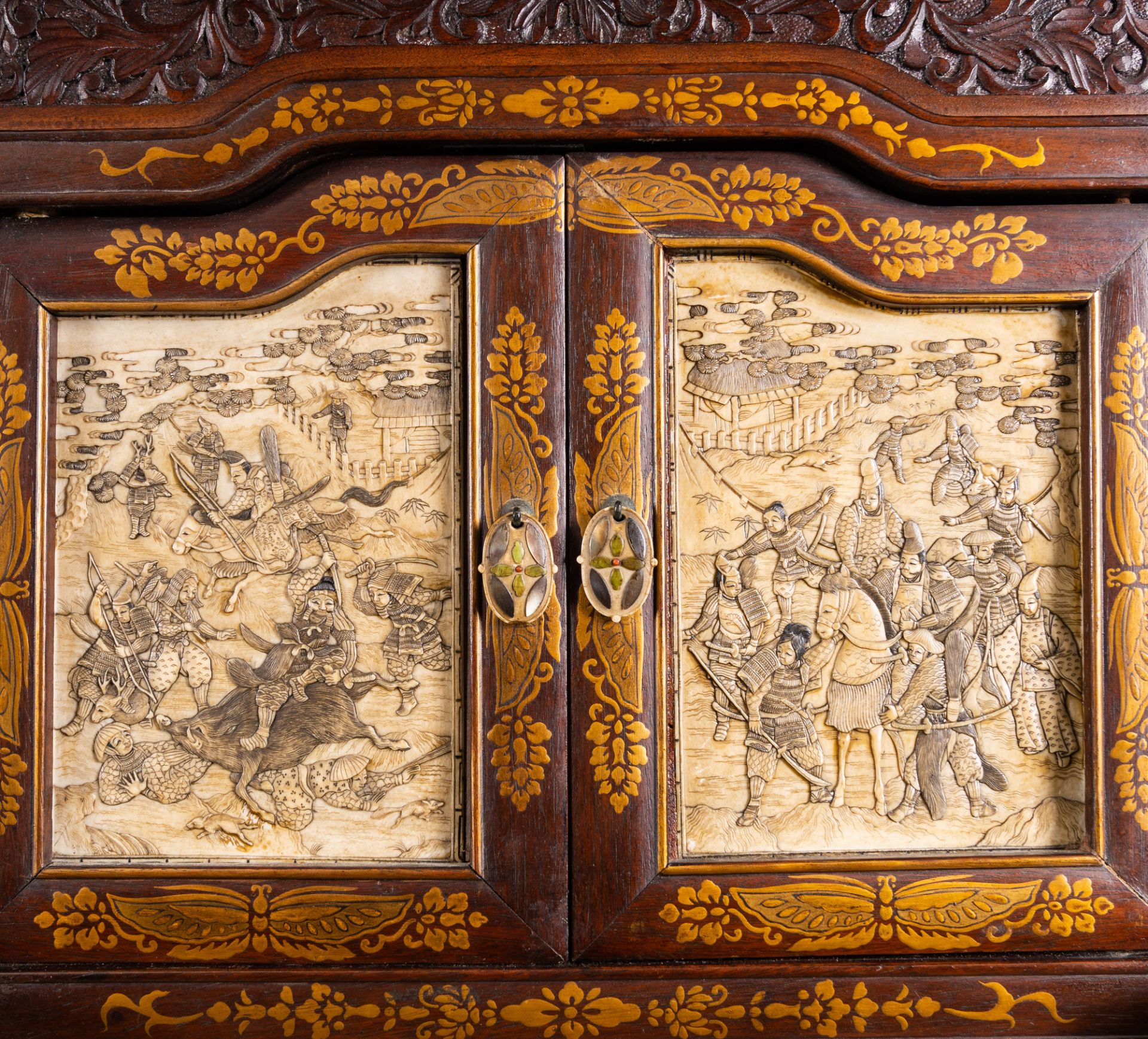 A Japanese 'chigaidansu' gilt-lacquered wood cabinet with finely carved ivory insets, Meiji, 19th C. - Image 4 of 15