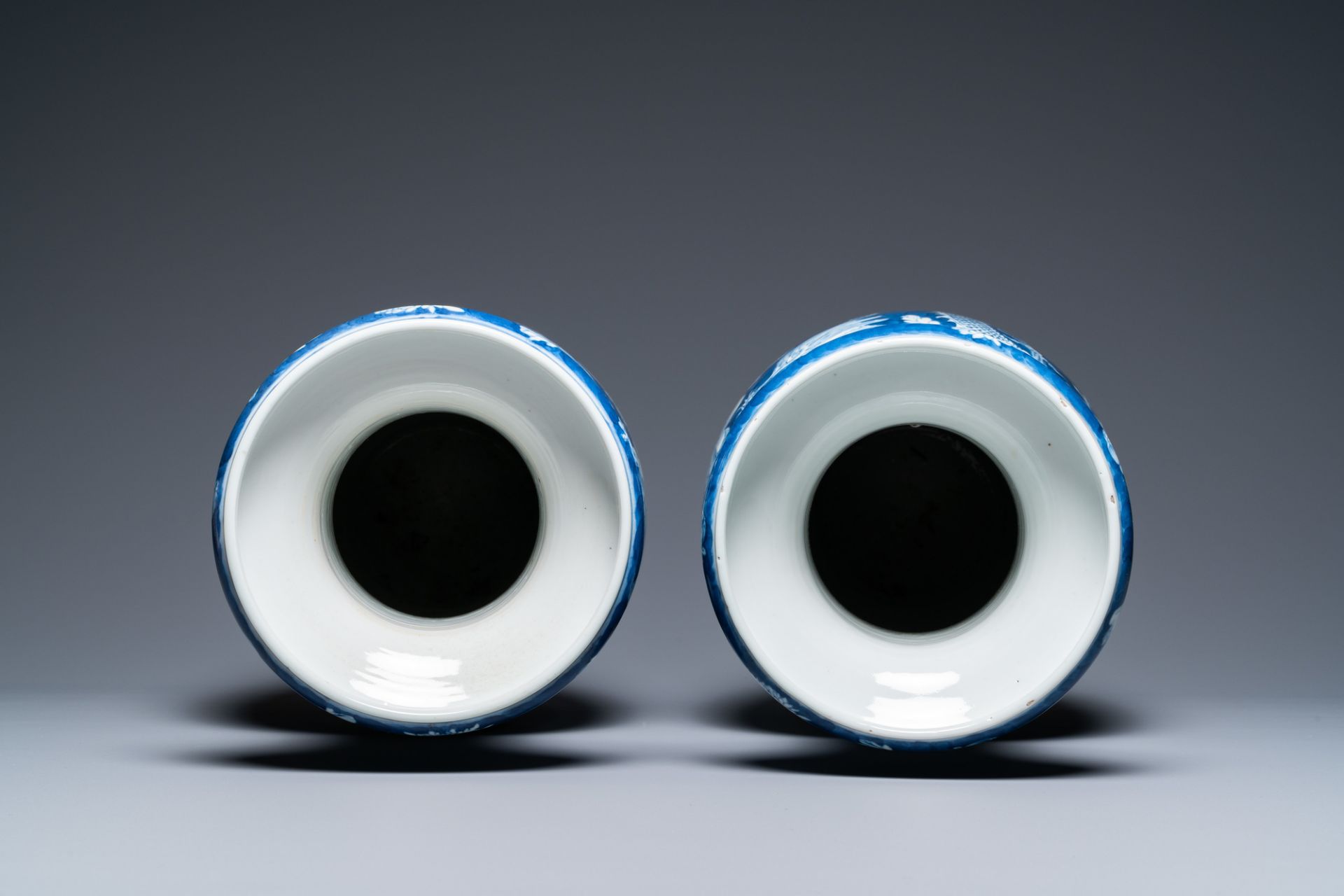 A pair of Chinese blue and white 'dragon and peony' vases, 19th C. - Bild 5 aus 21
